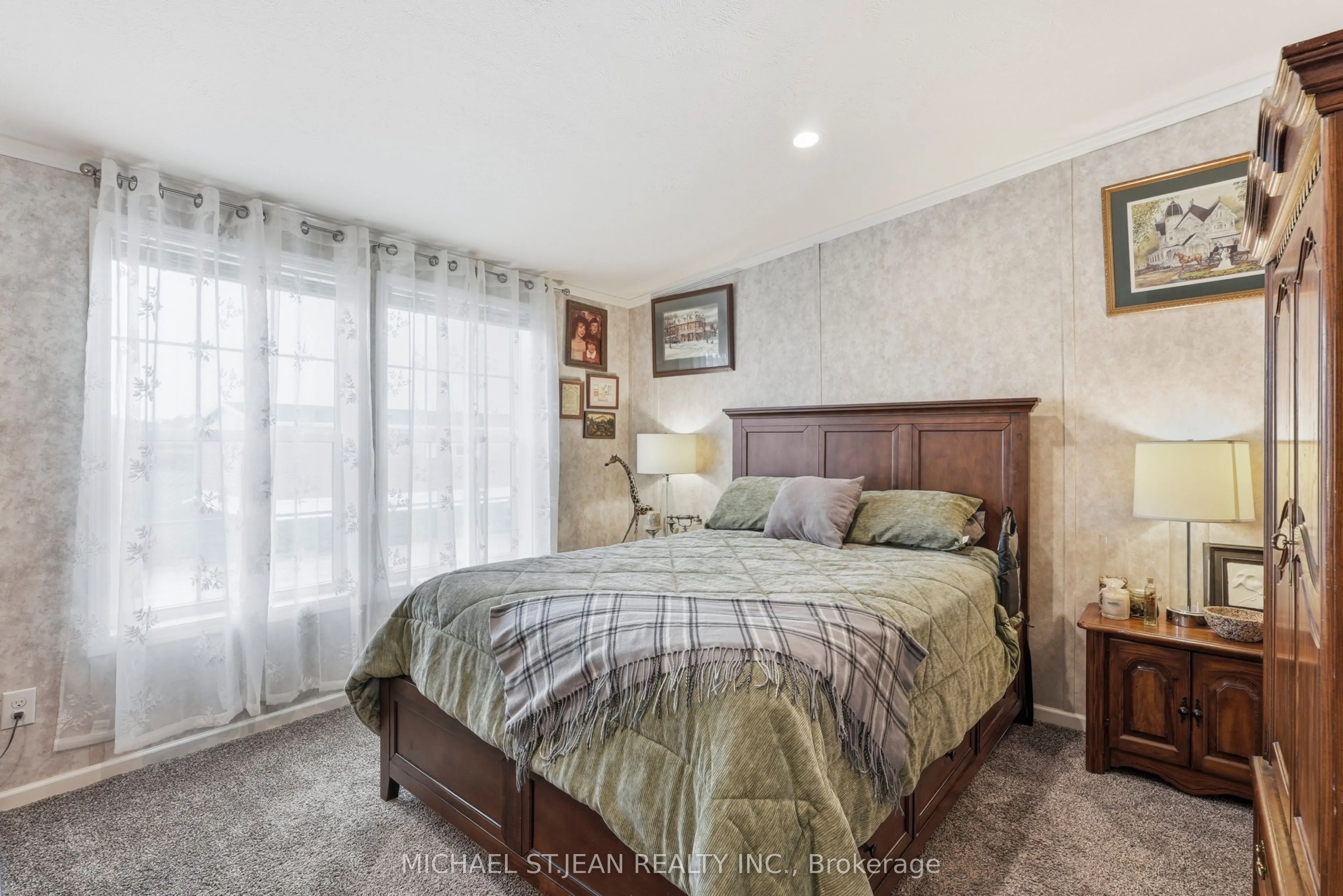 27 Hickory Hollow