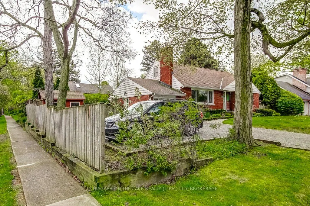 262 Simcoe Street