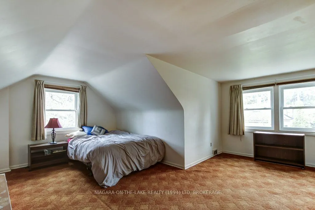 262 Simcoe Street