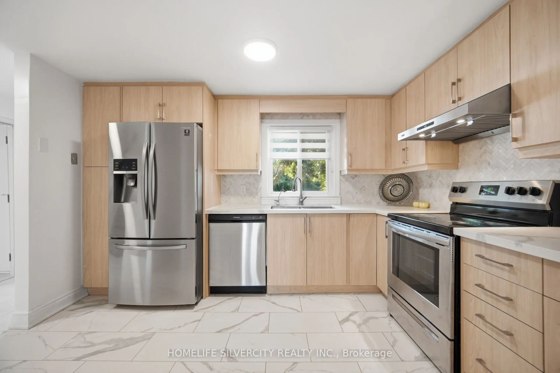 731 Elgin Street N