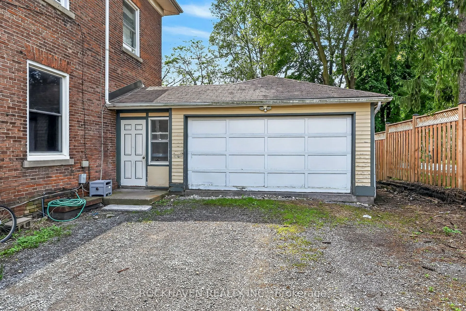 15 St David Street W