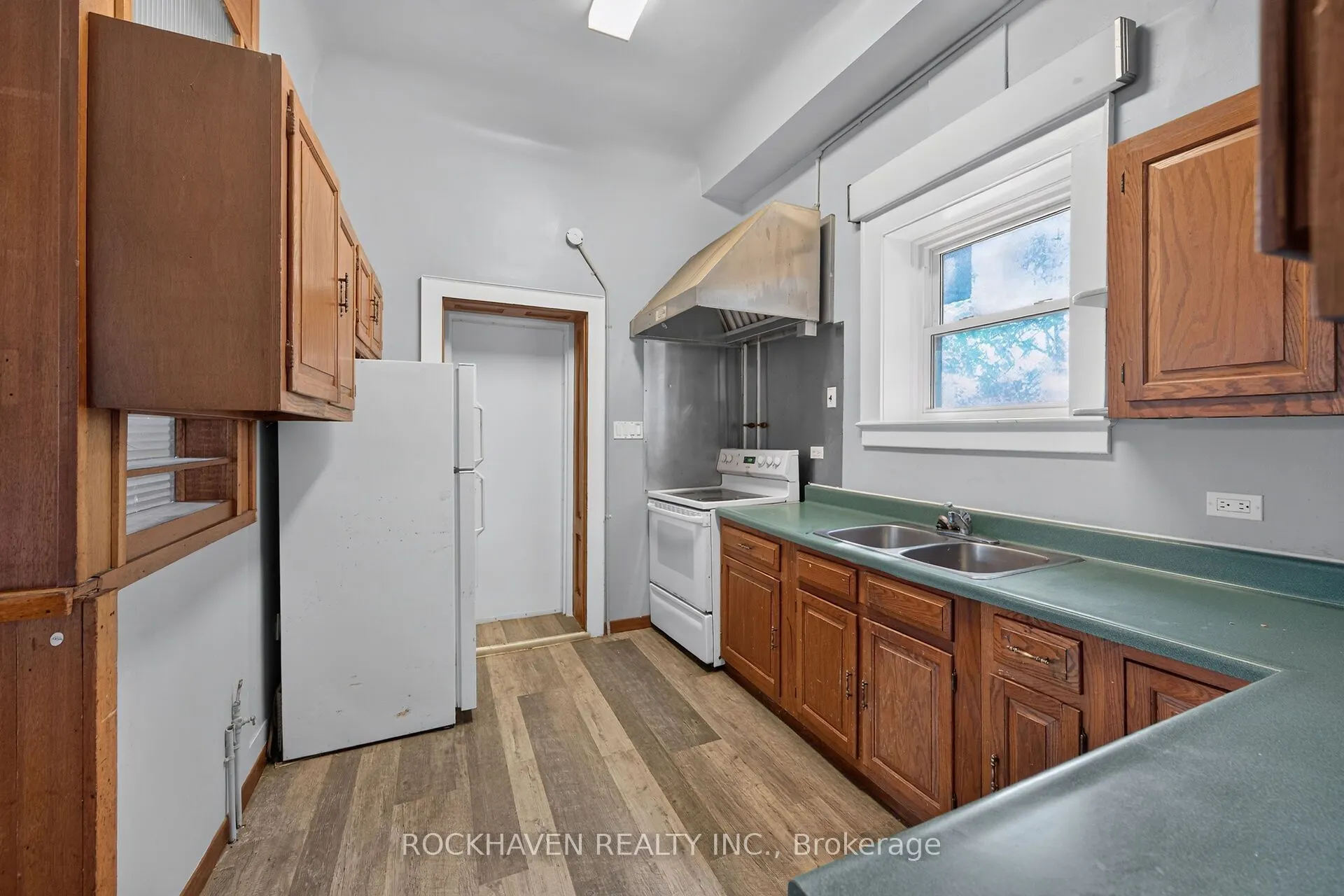 15 St David Street W