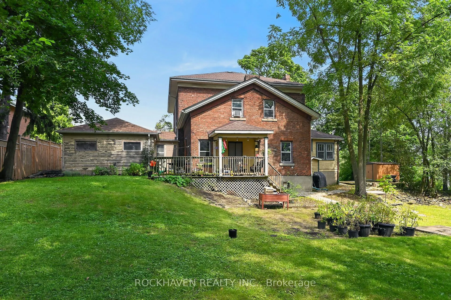 15 St David Street W