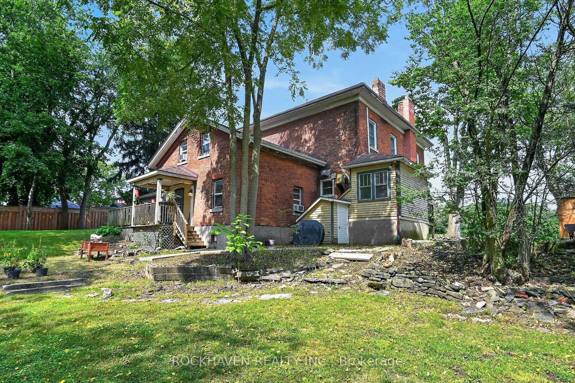 15 St David Street W