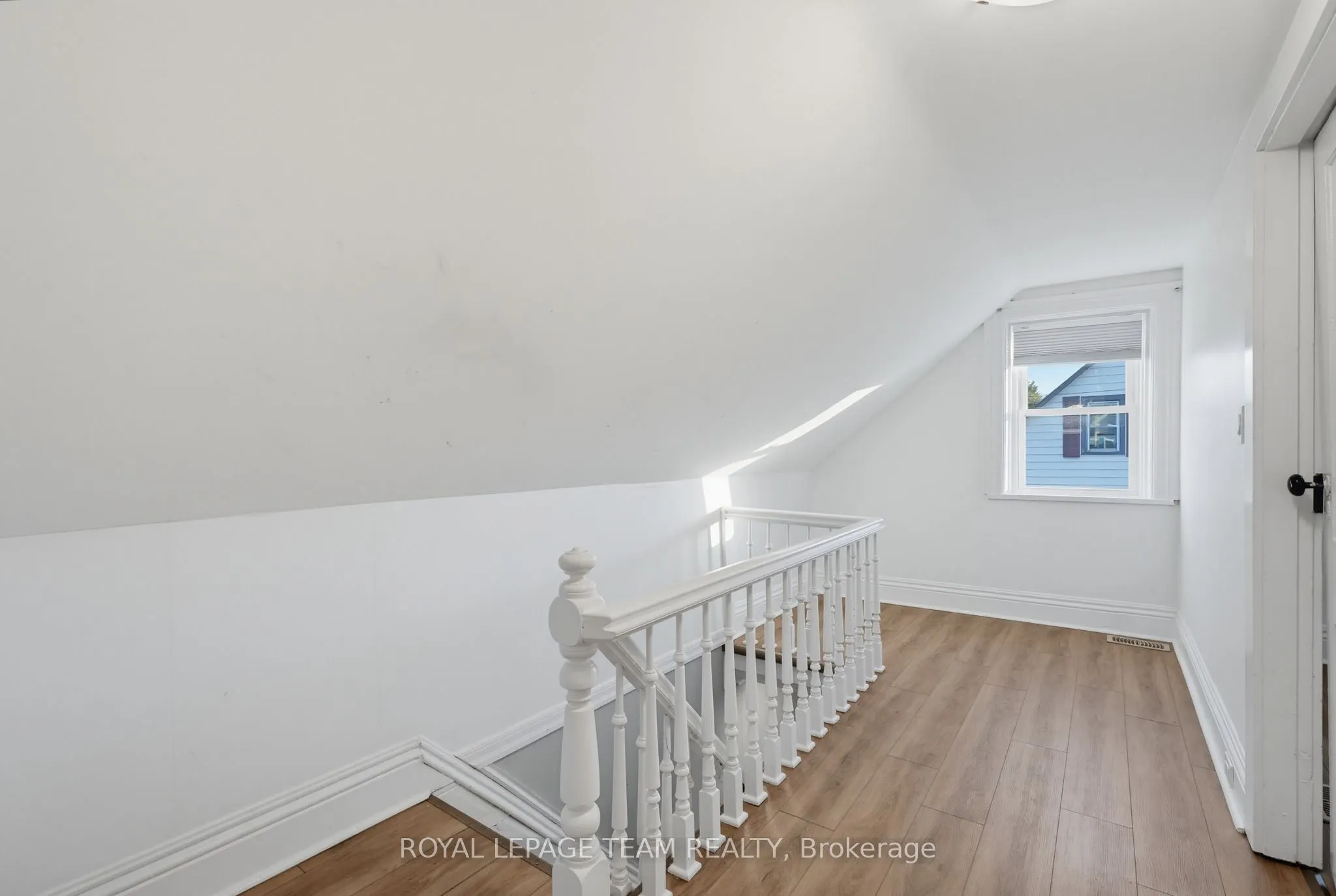 81 BANK Street S