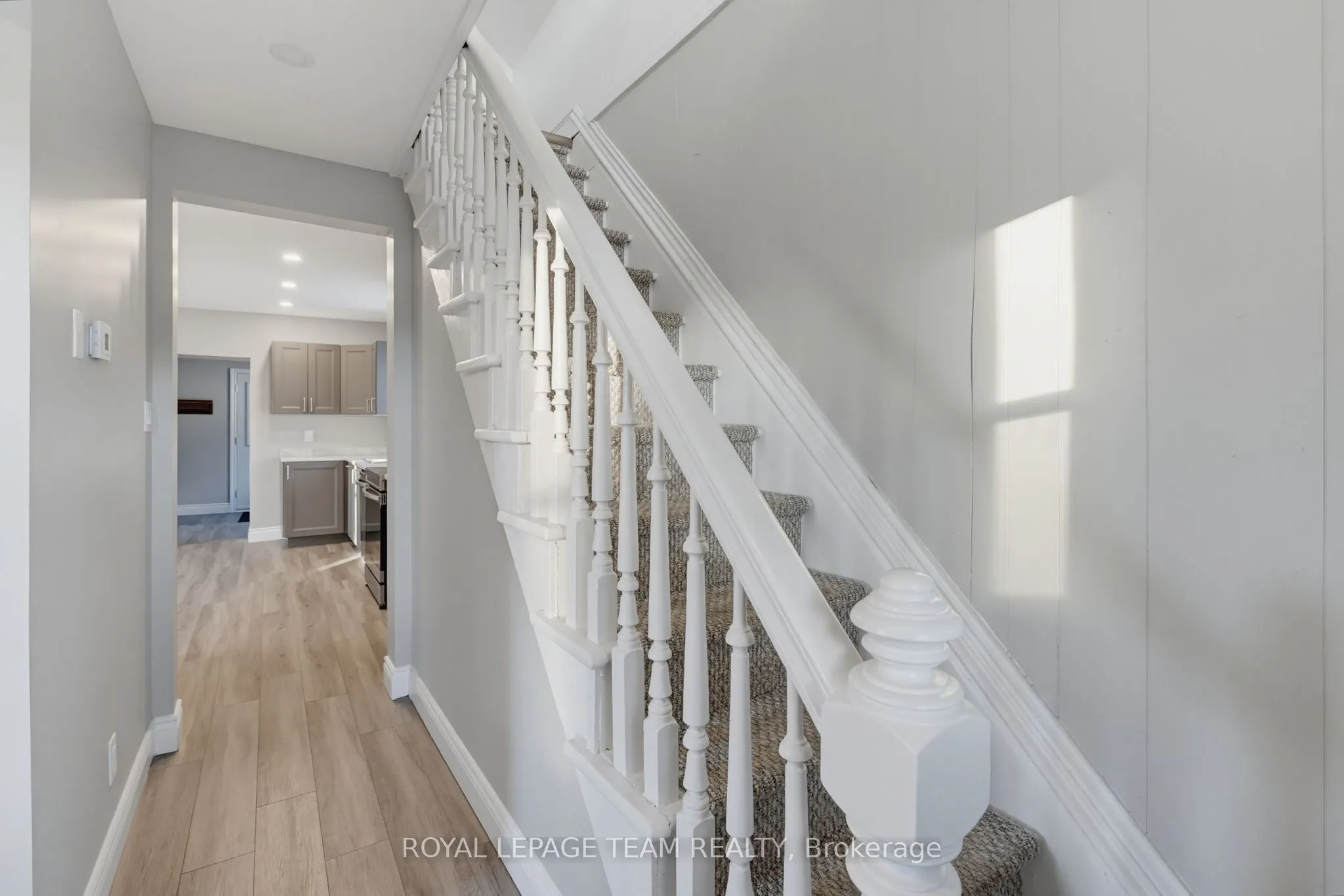 81 BANK Street S