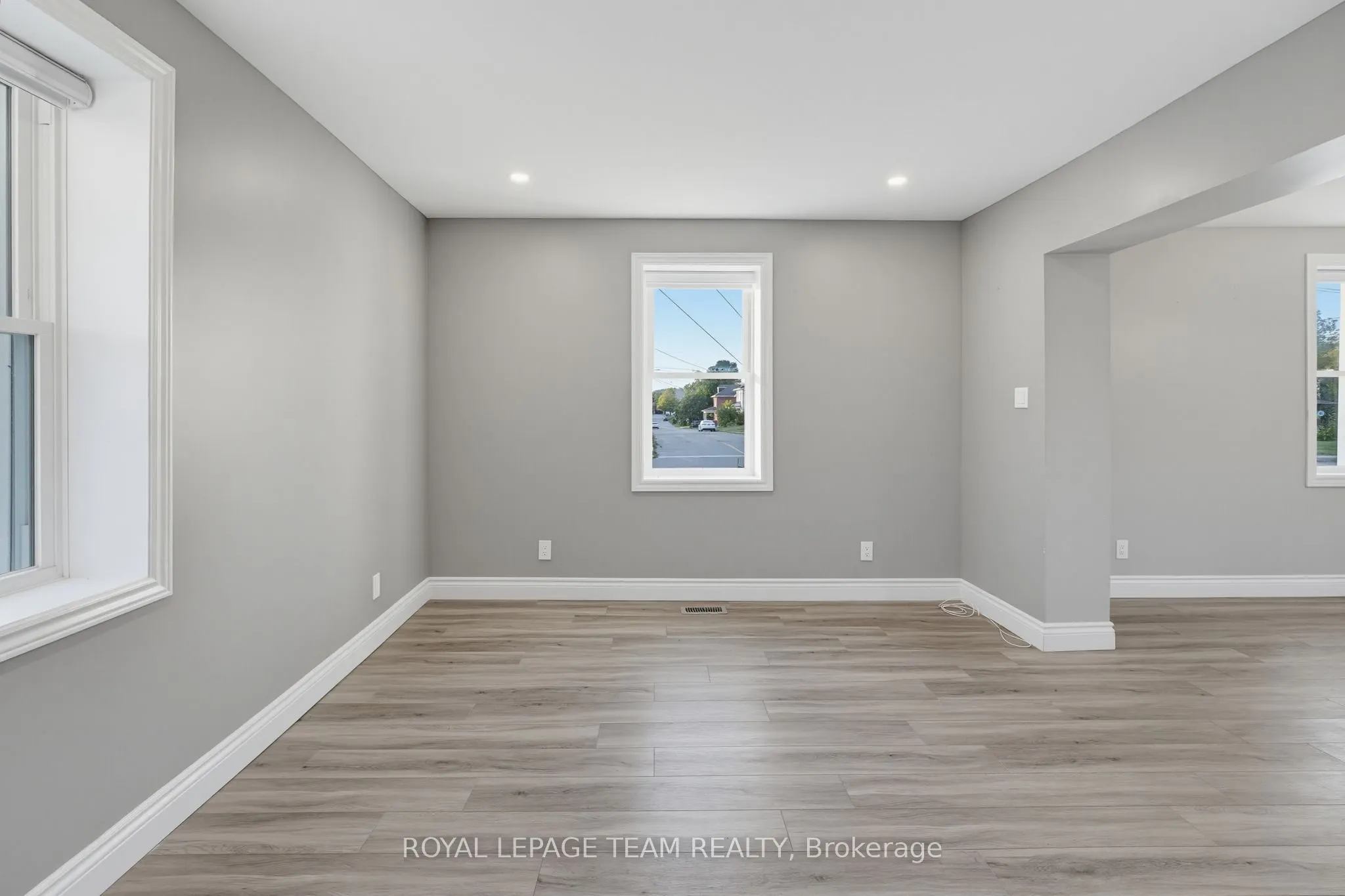 81 BANK Street S