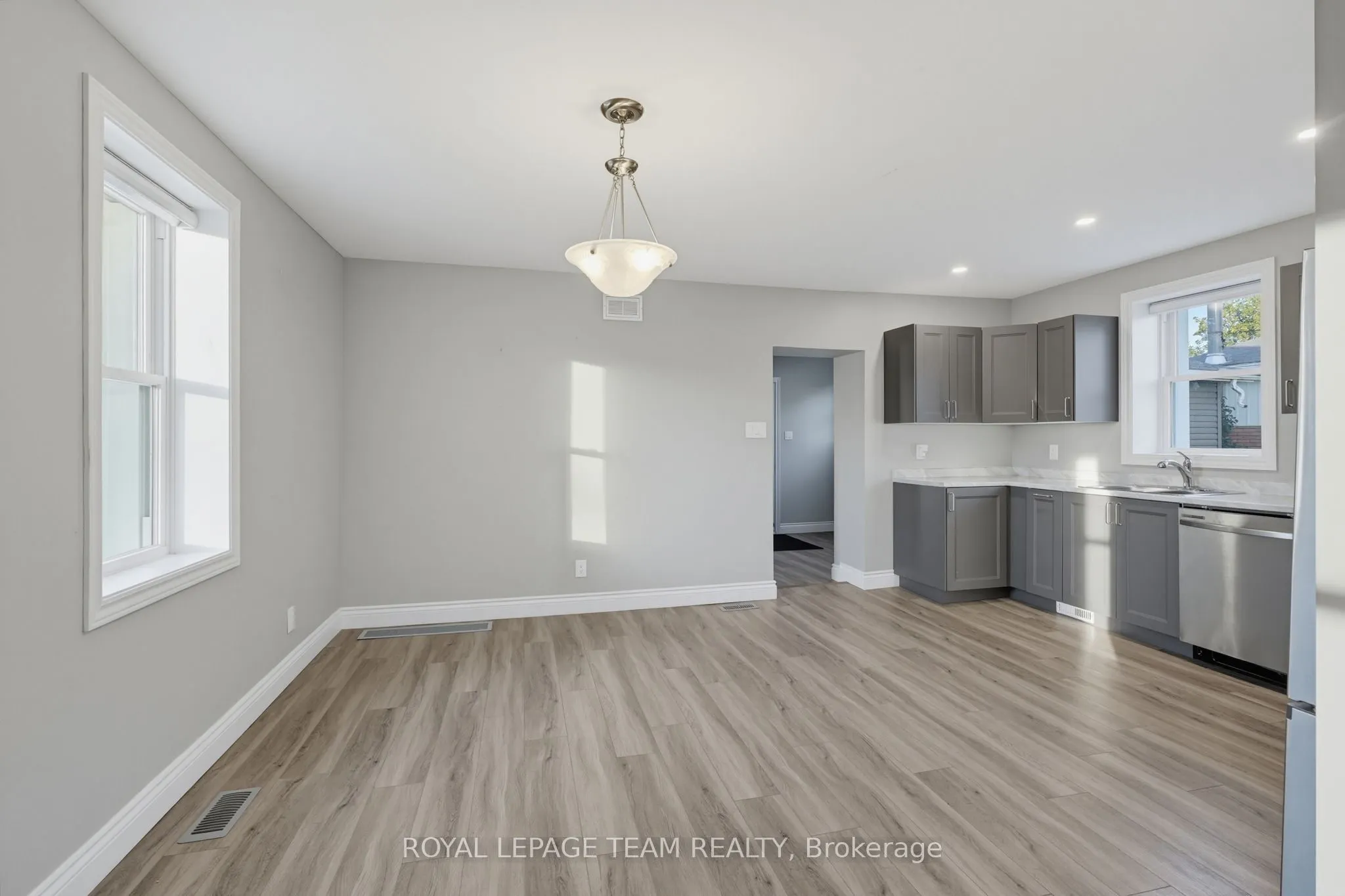 81 BANK Street S
