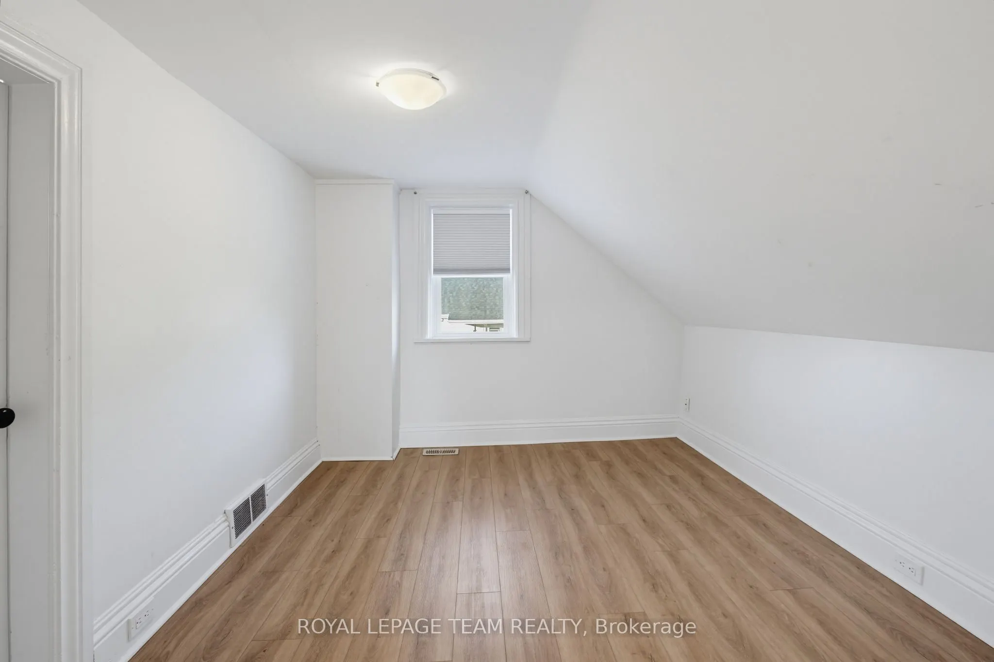 81 BANK Street S