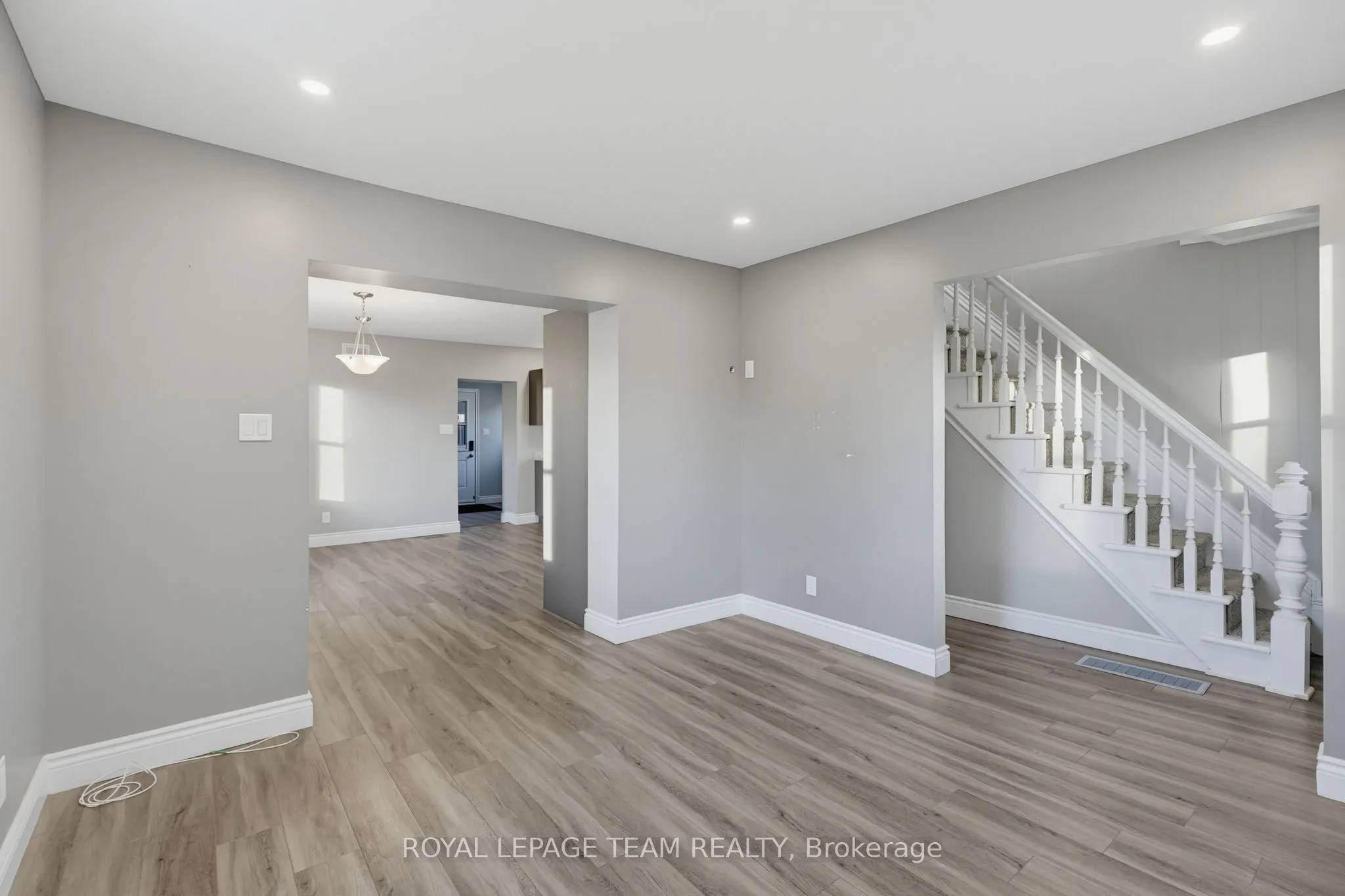 81 BANK Street S