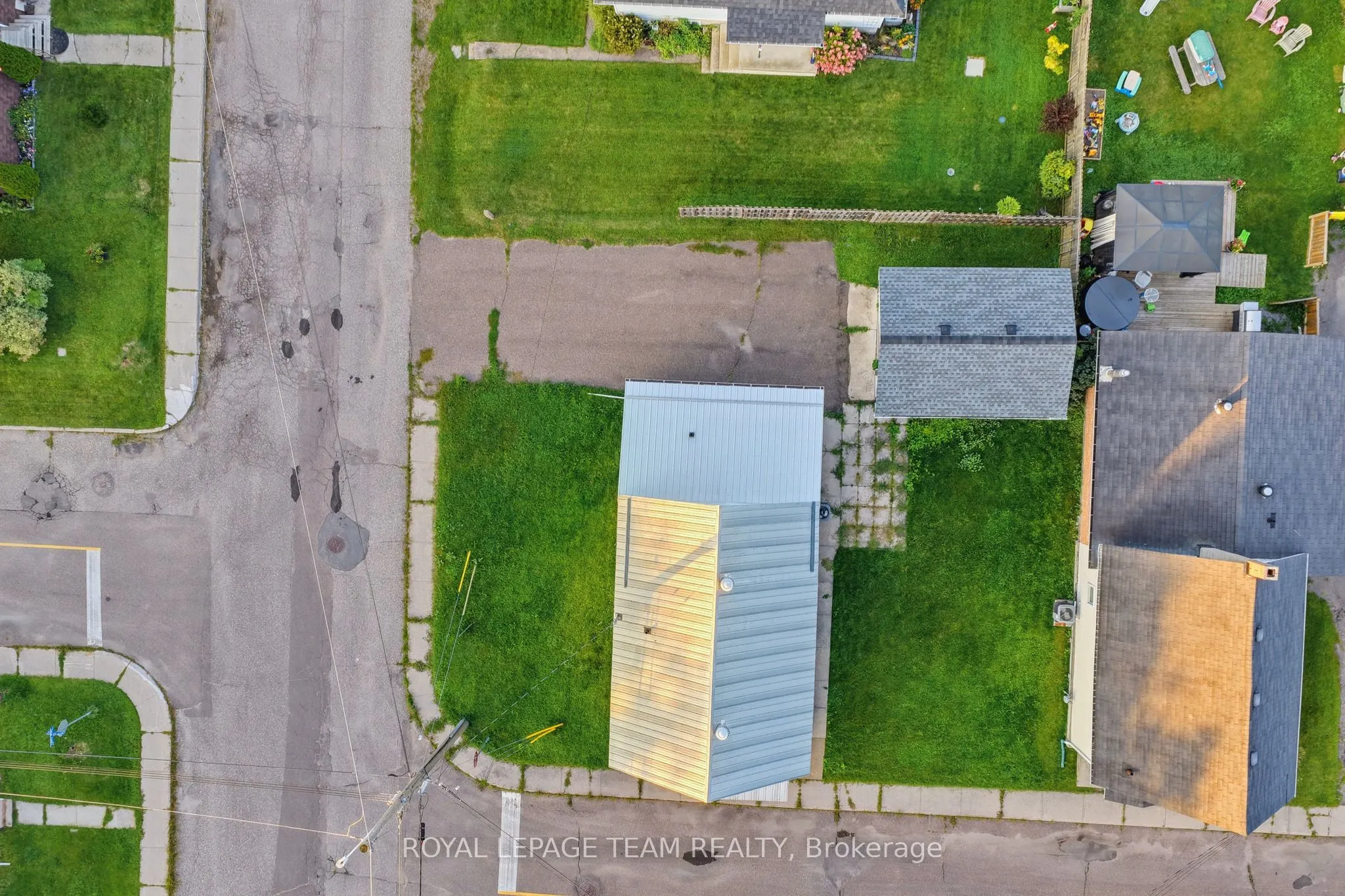 81 BANK Street S