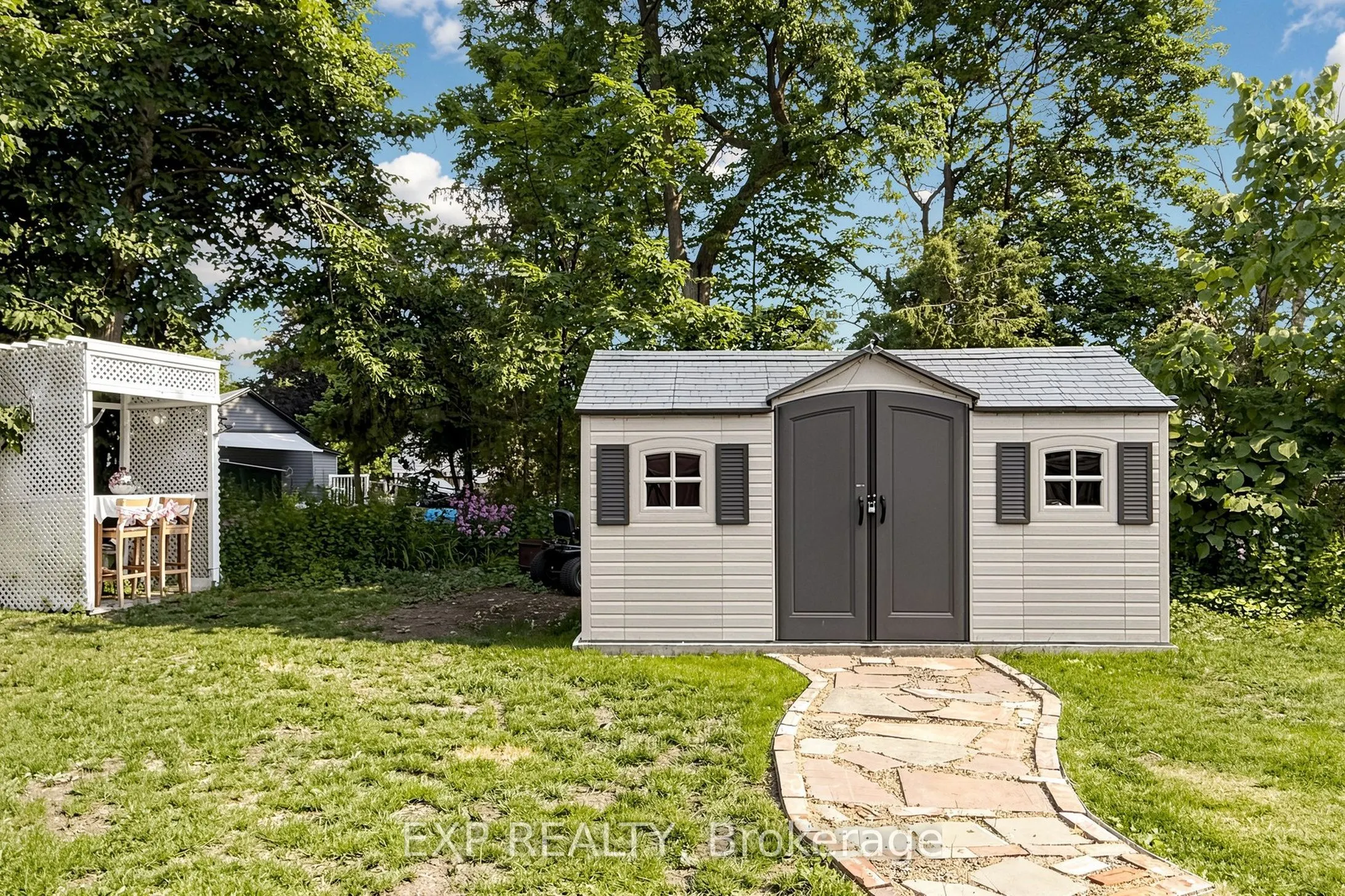 28 Simcoe Street