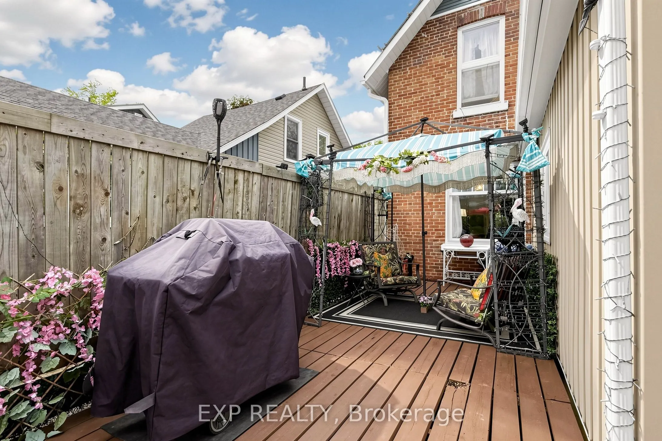 28 Simcoe Street