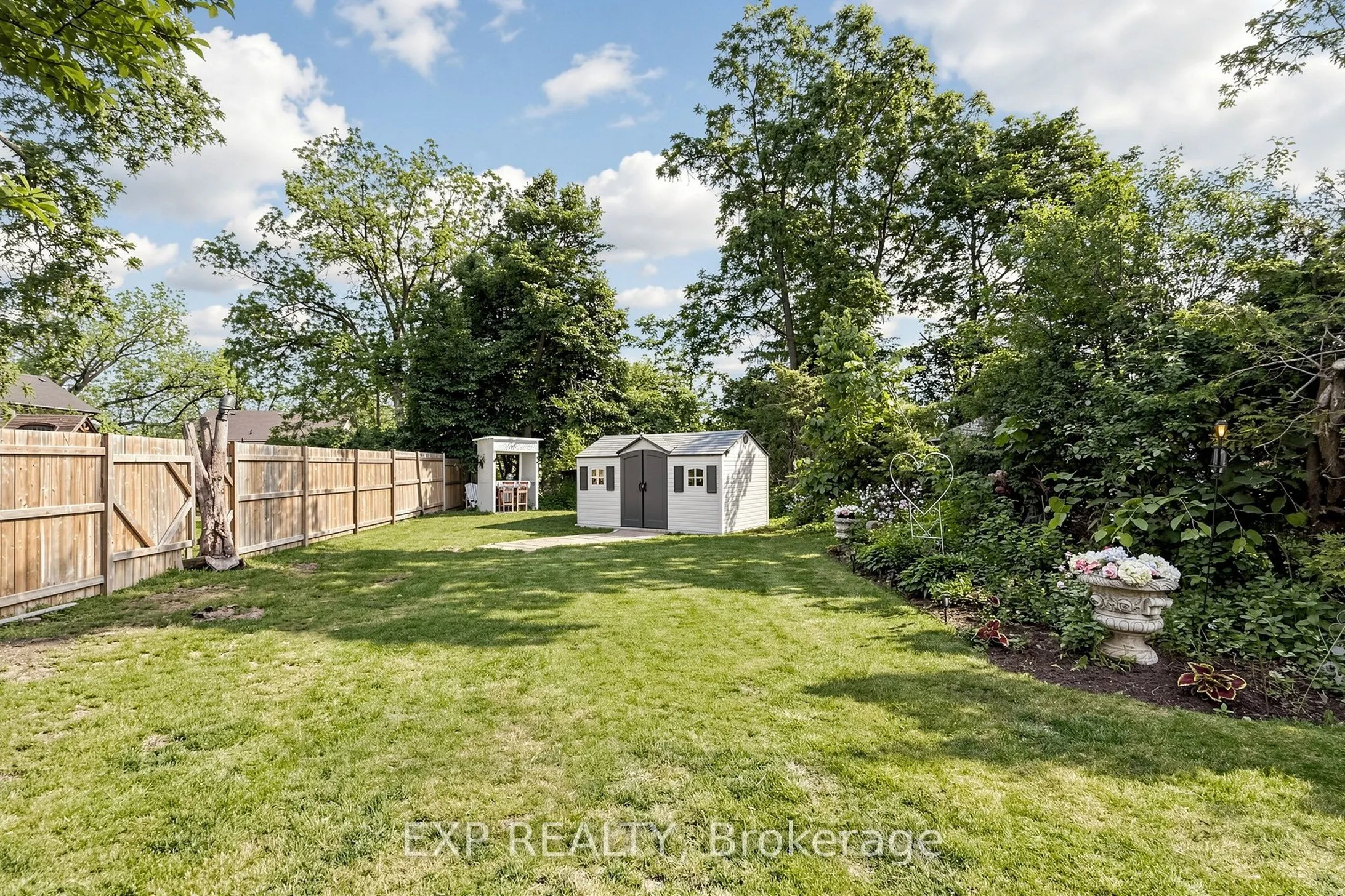 28 Simcoe Street