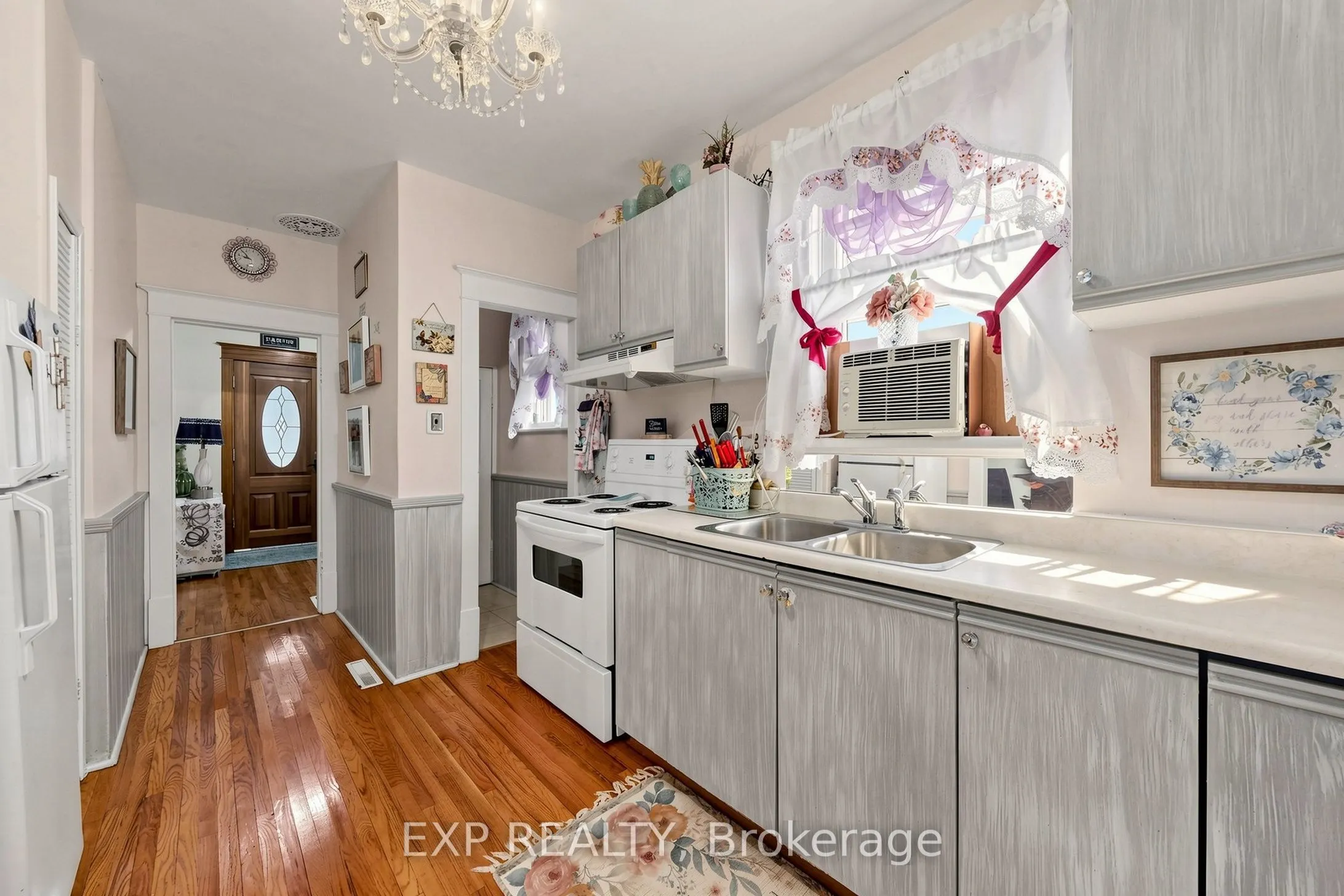 28 Simcoe Street