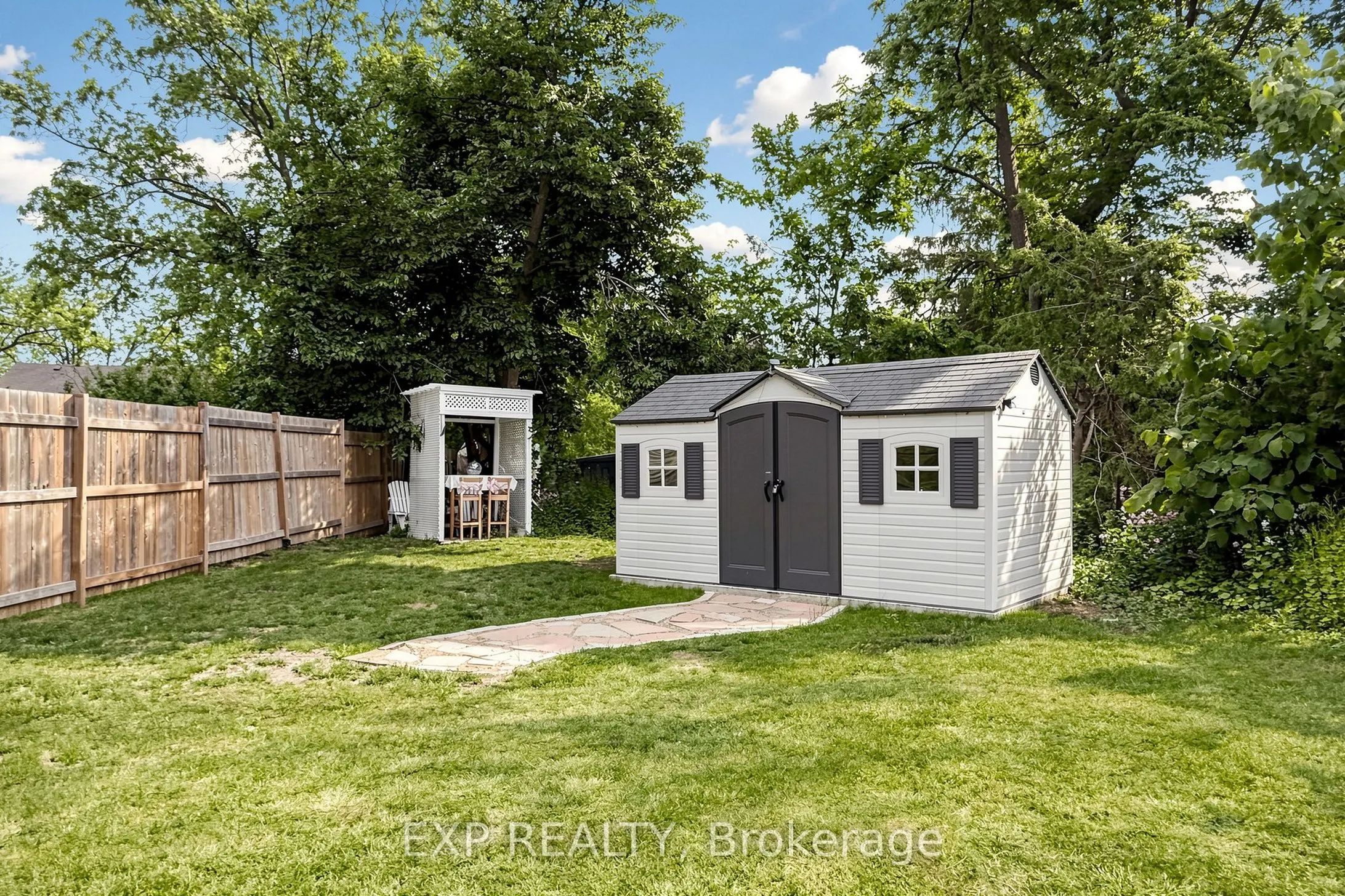 28 Simcoe Street