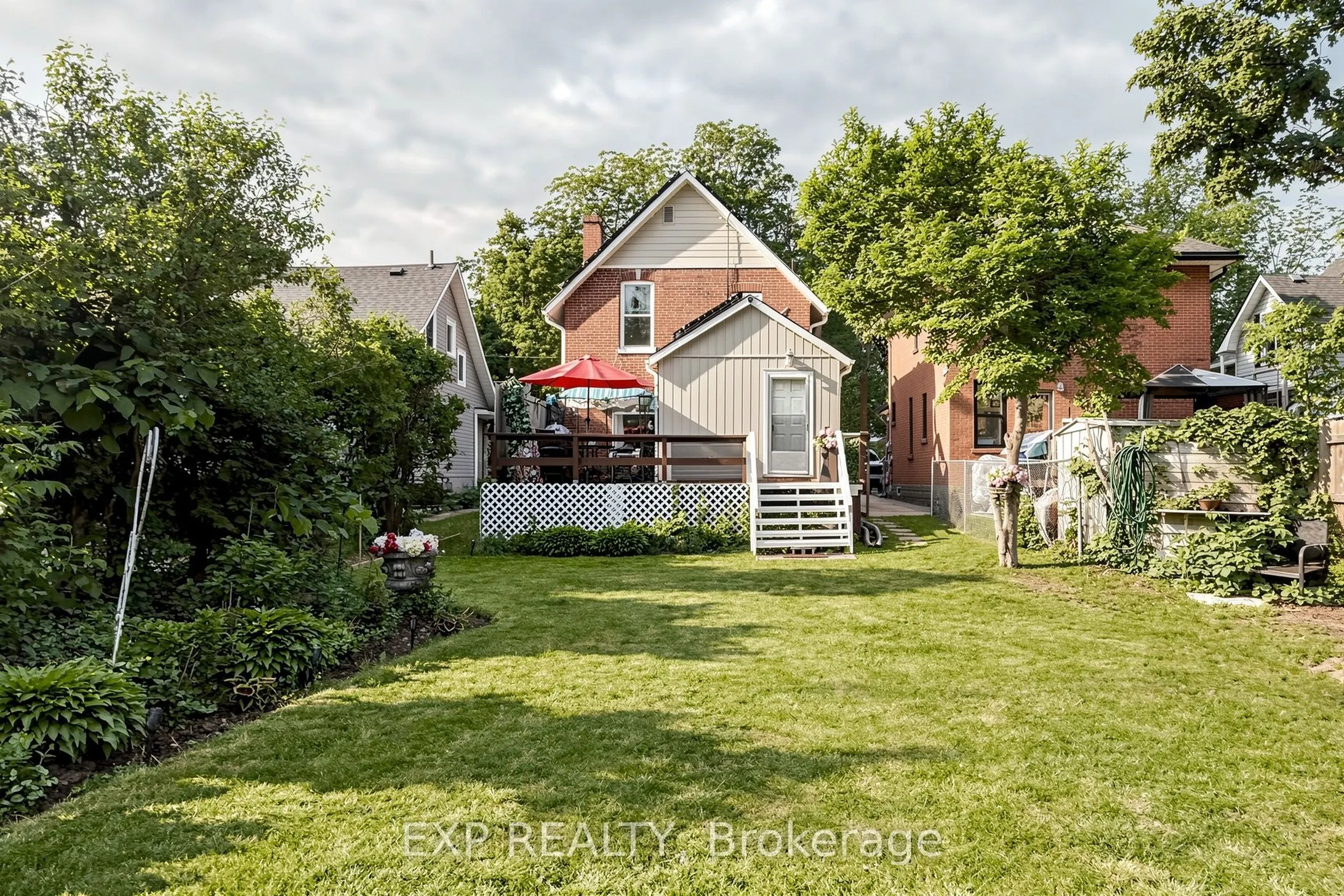 28 Simcoe Street