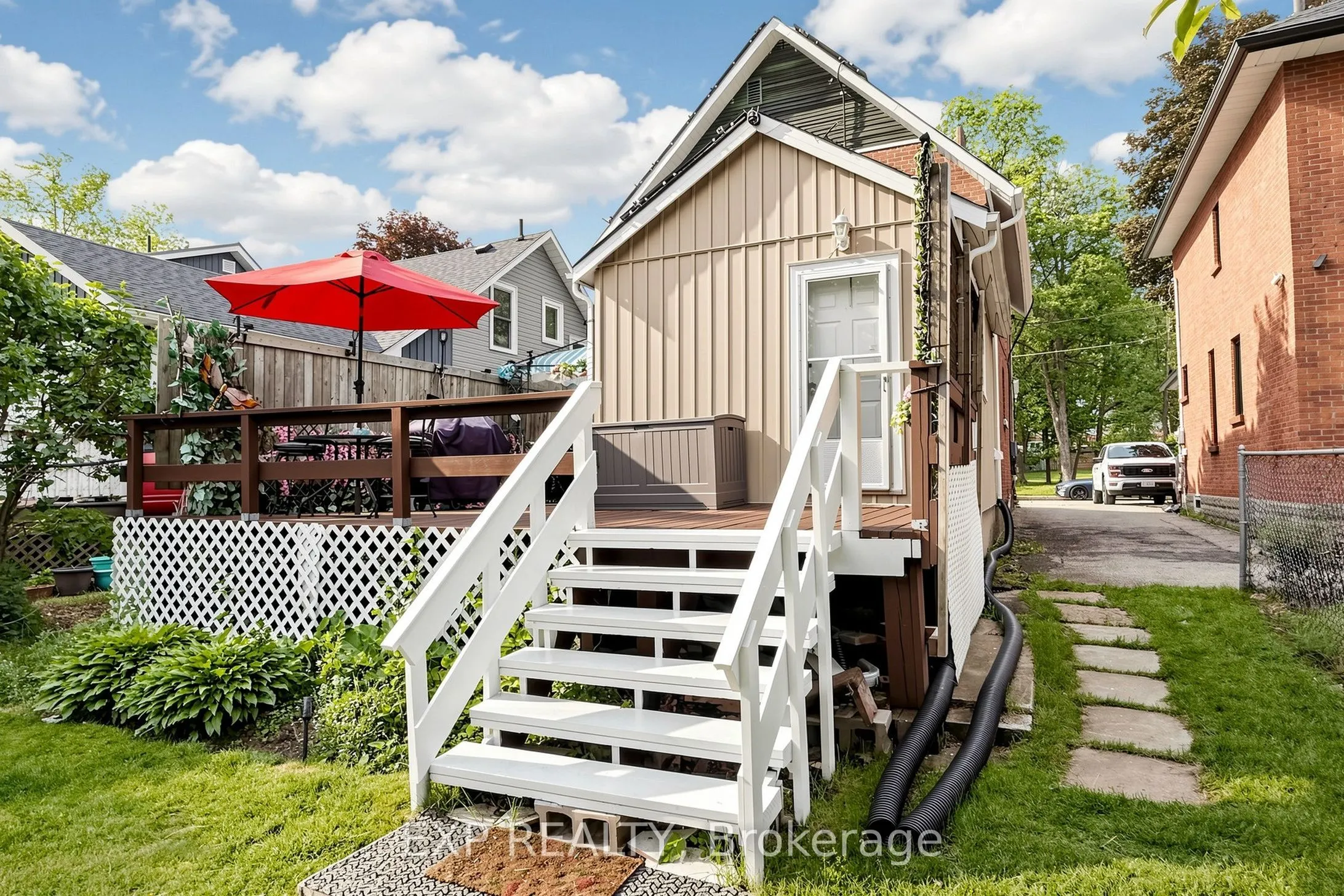 28 Simcoe Street