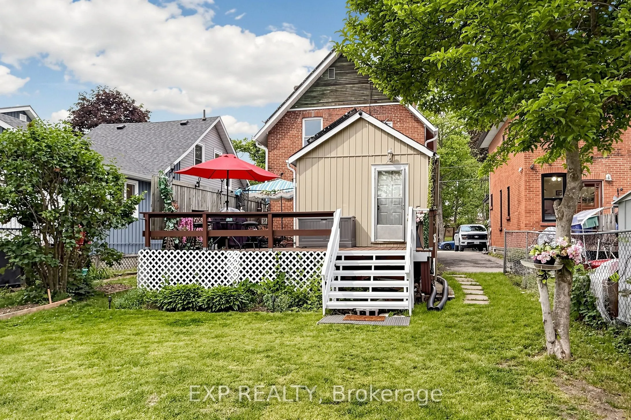 28 Simcoe Street