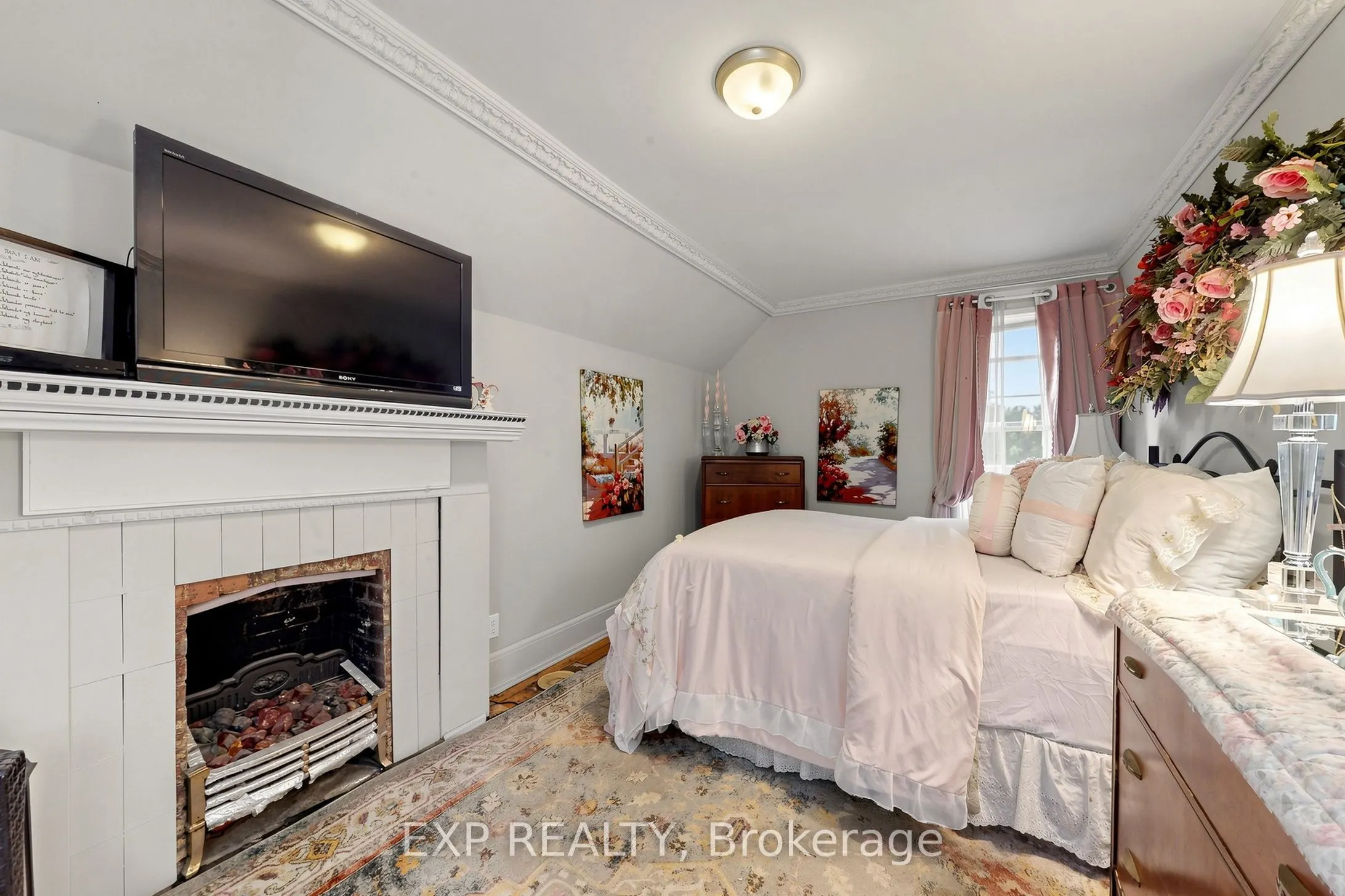 28 Simcoe Street