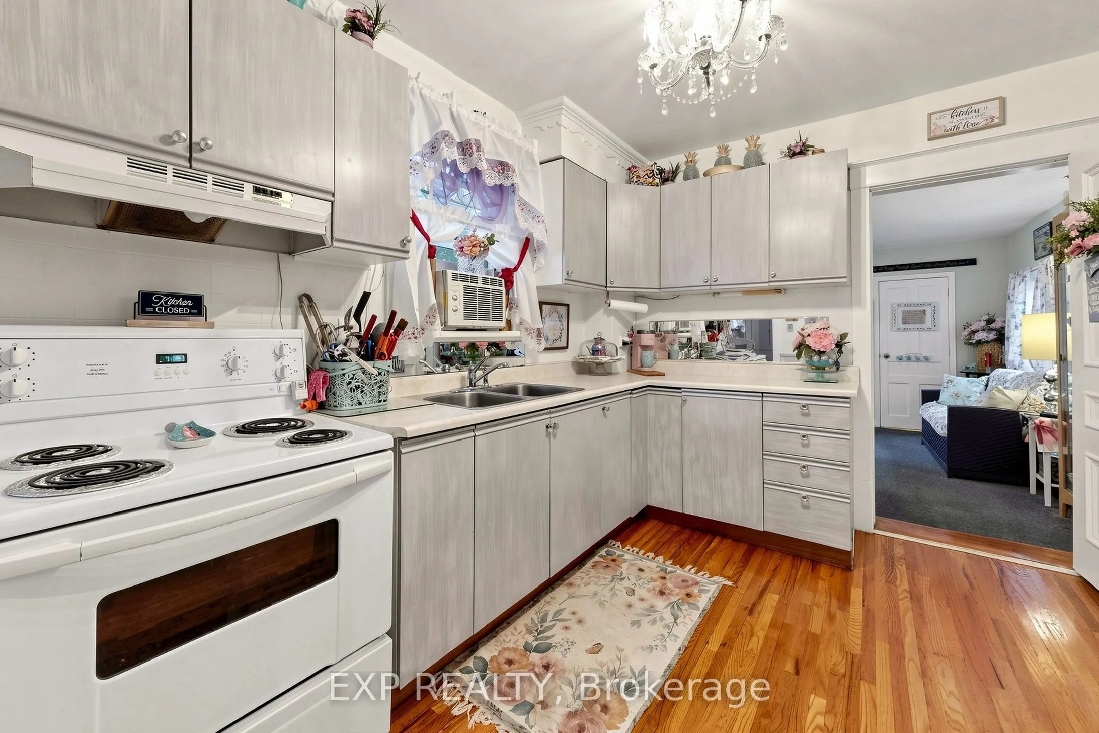 28 Simcoe Street