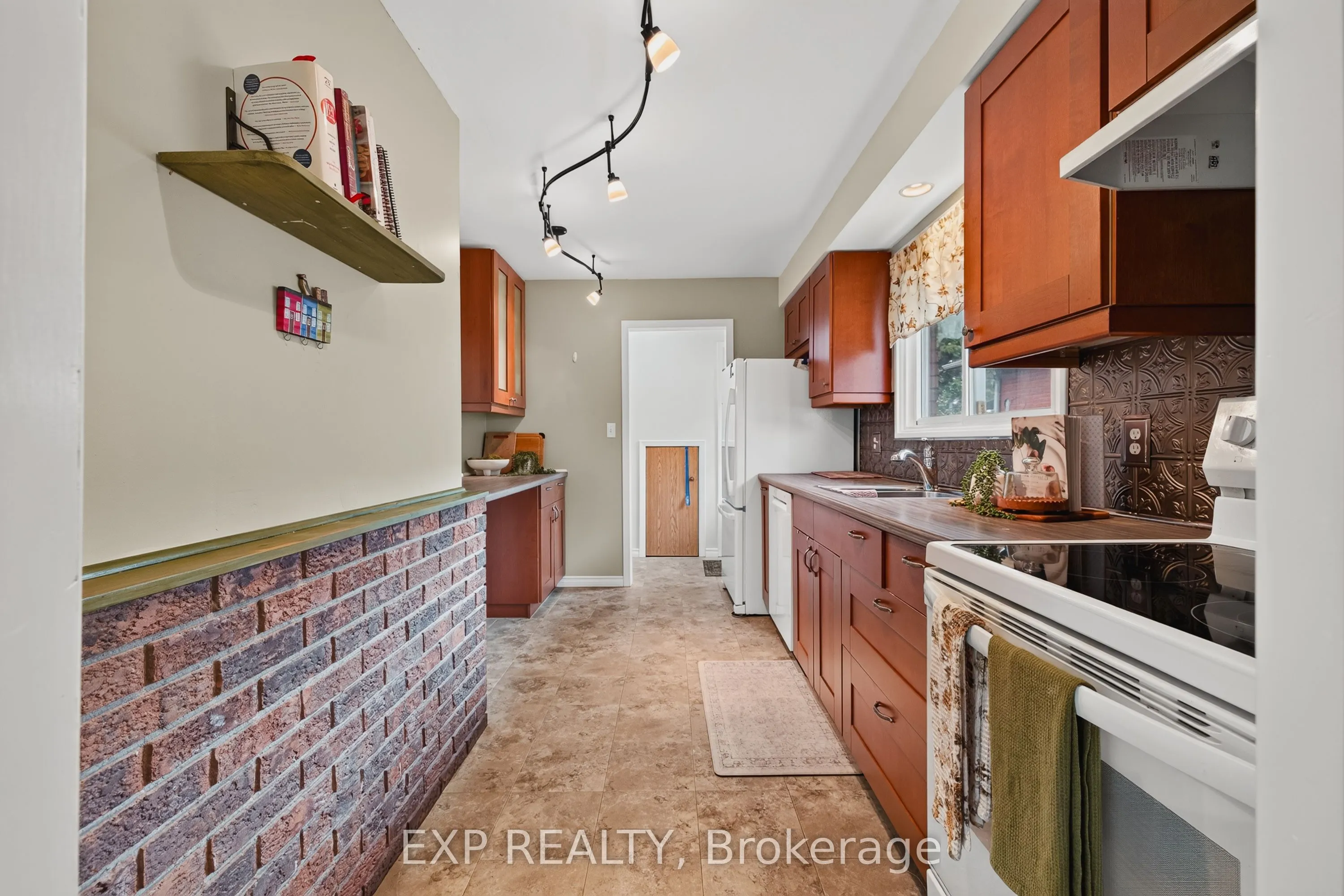 1393 Pineview Avenue