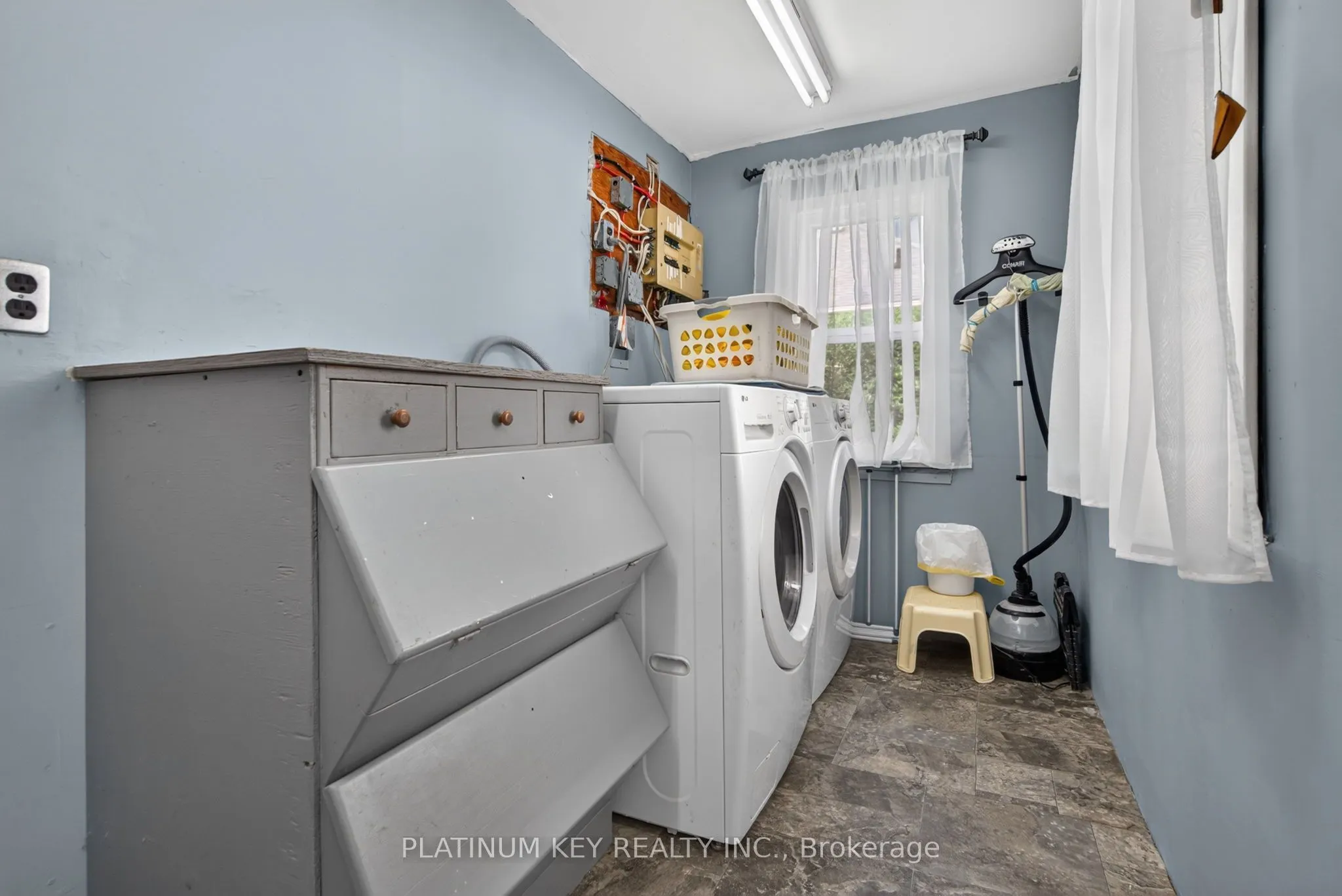 422 Metcalfe Street W