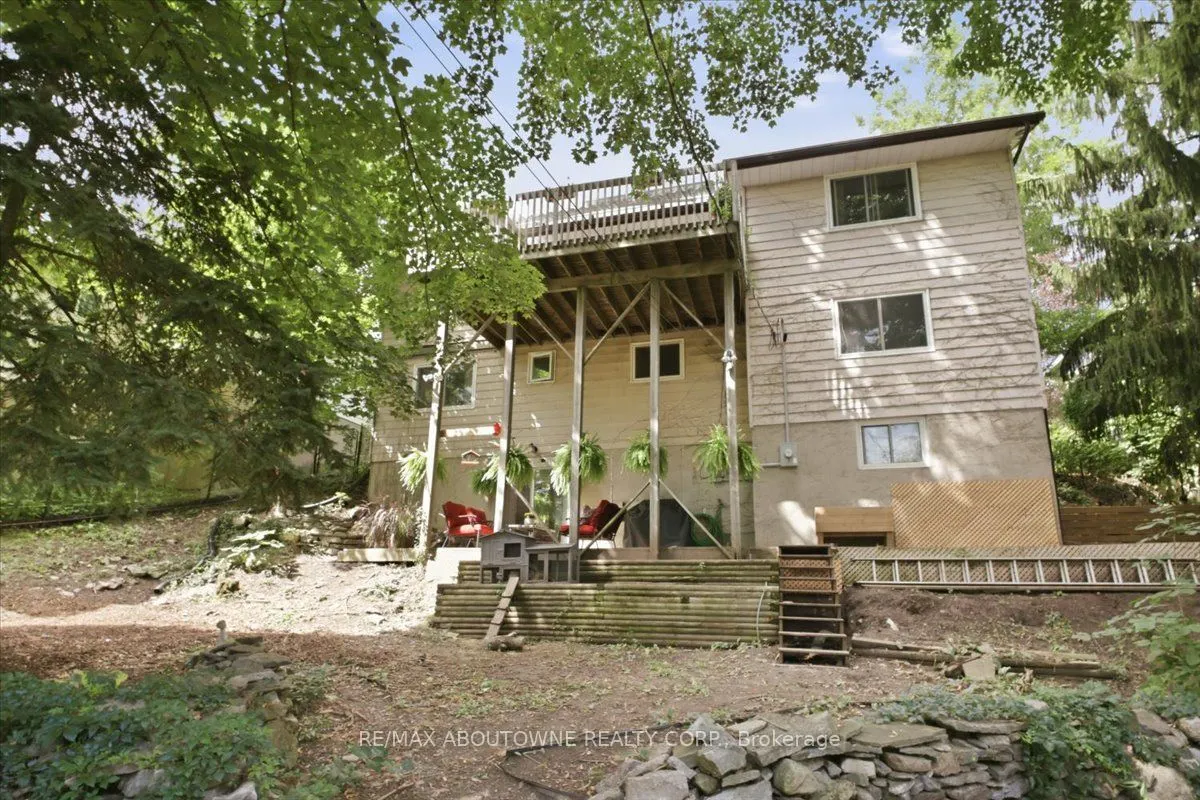 943 Mayfair Crescent