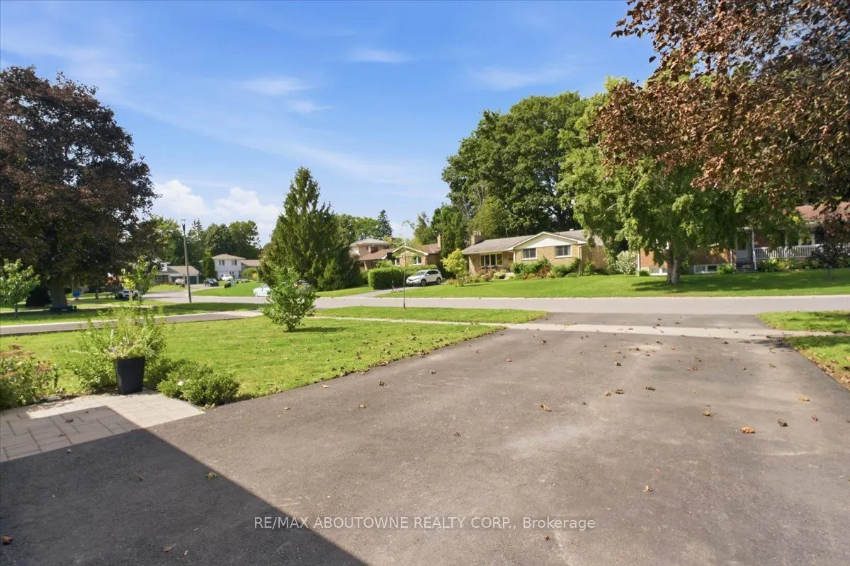 943 Mayfair Crescent