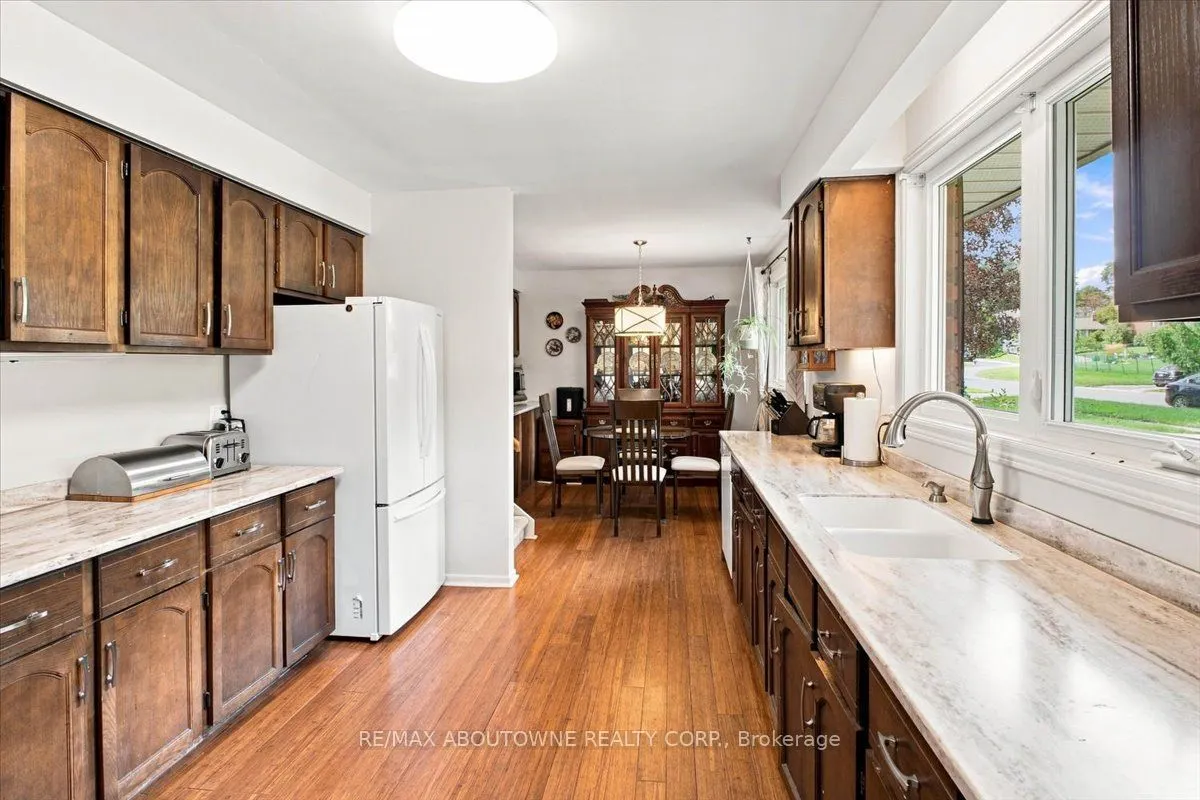 943 Mayfair Crescent