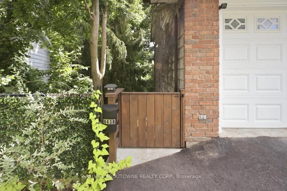943 Mayfair Crescent