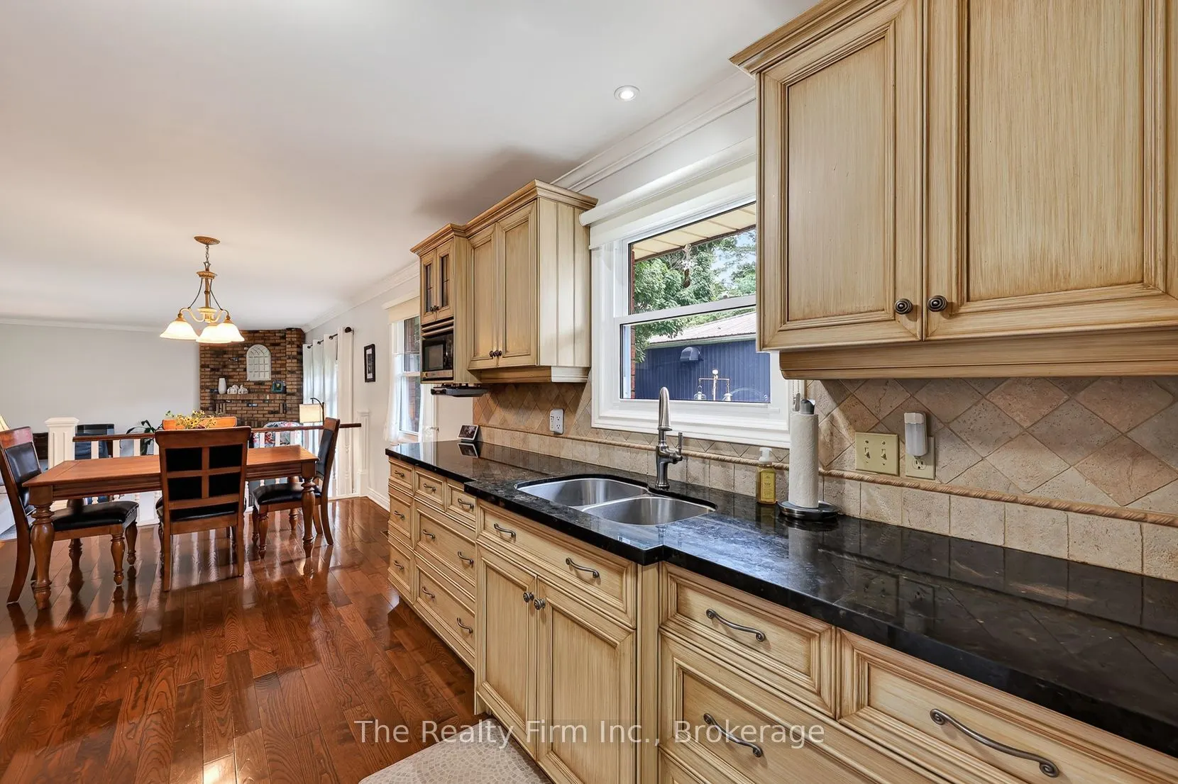 19 Wellington Street W