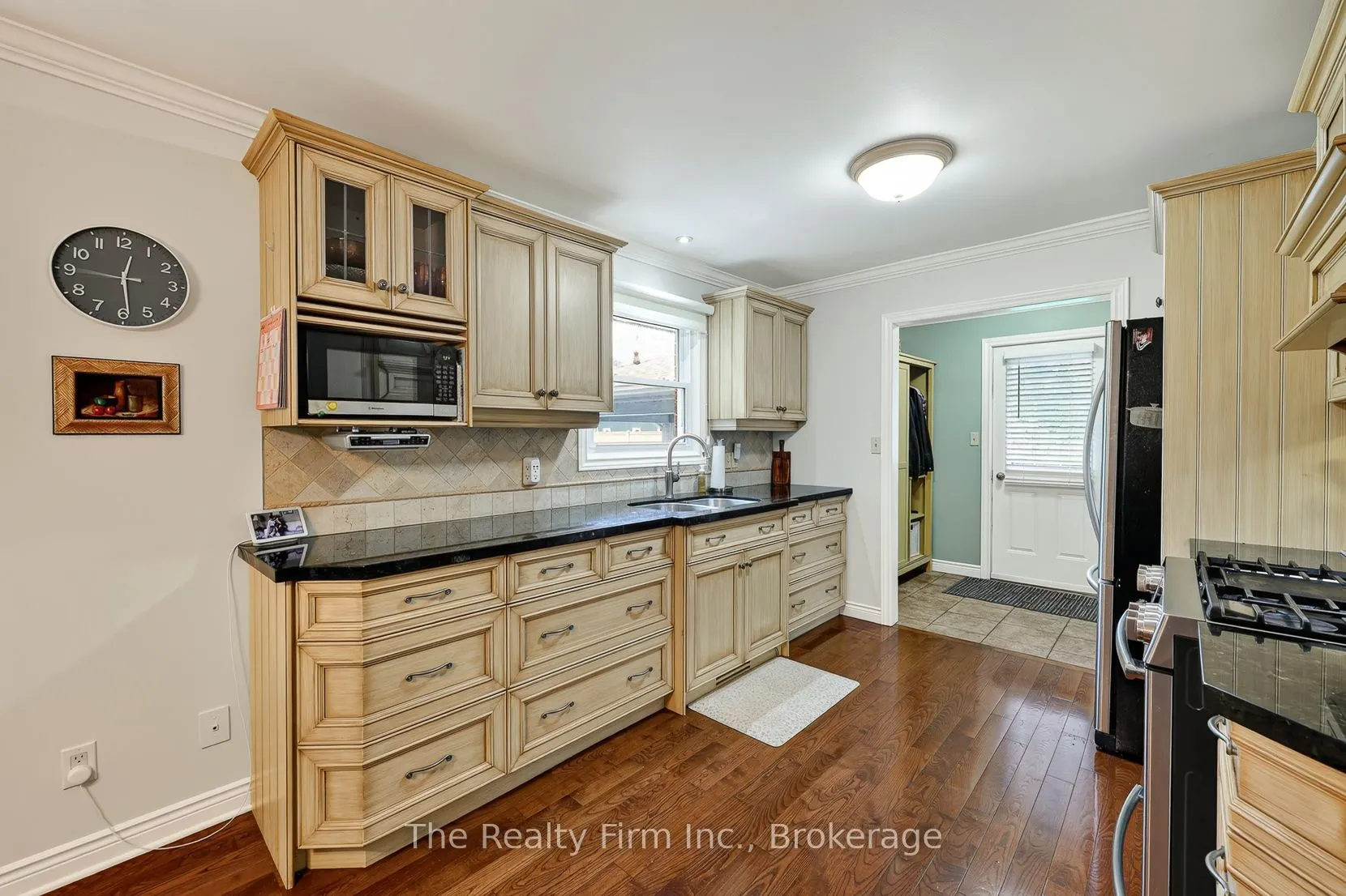 19 Wellington Street W