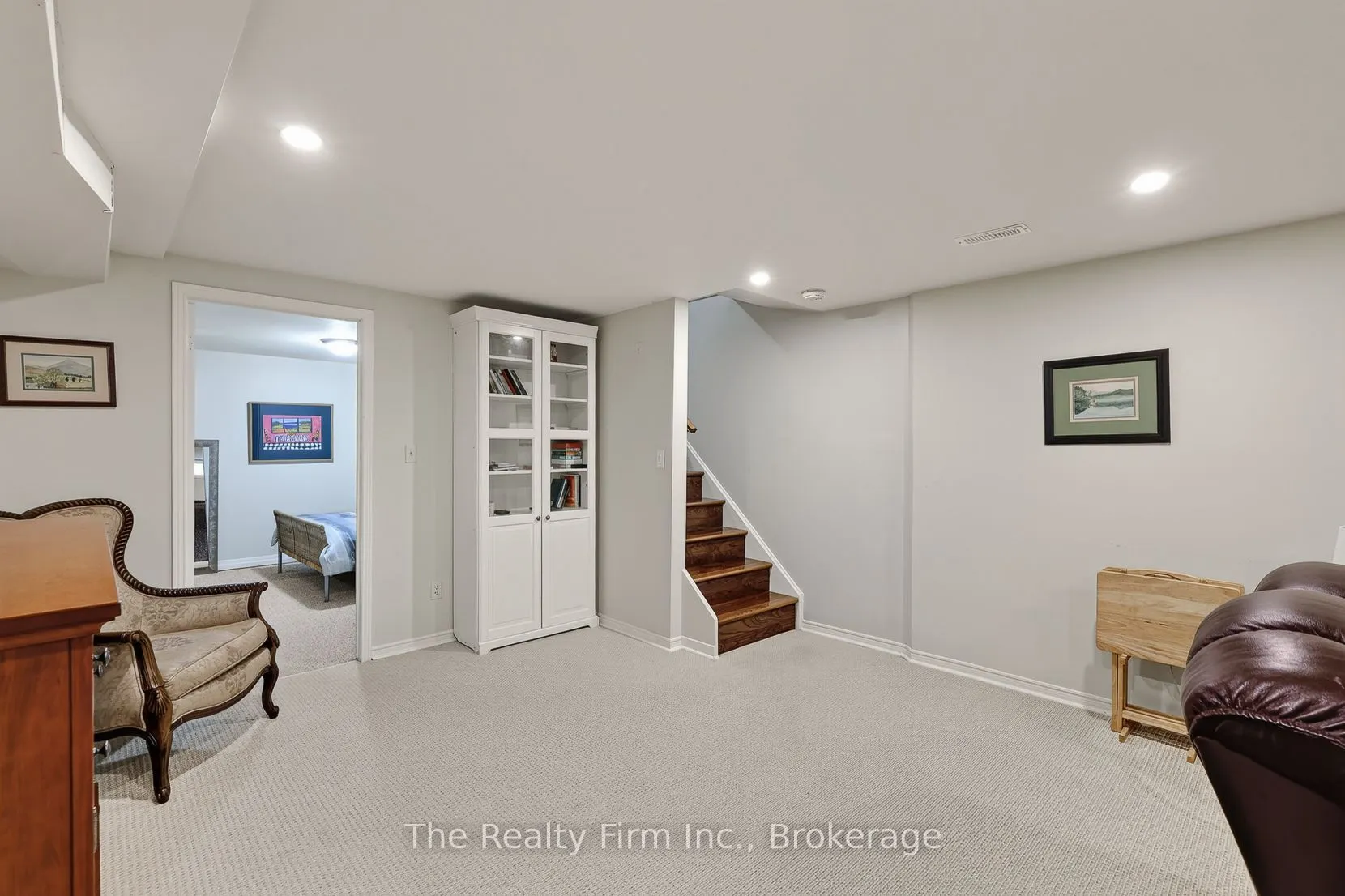 19 Wellington Street W