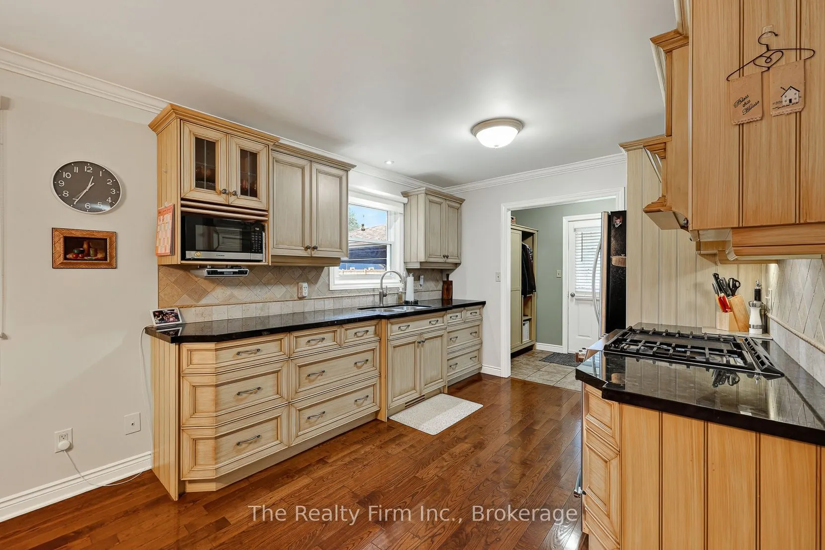 19 Wellington Street W