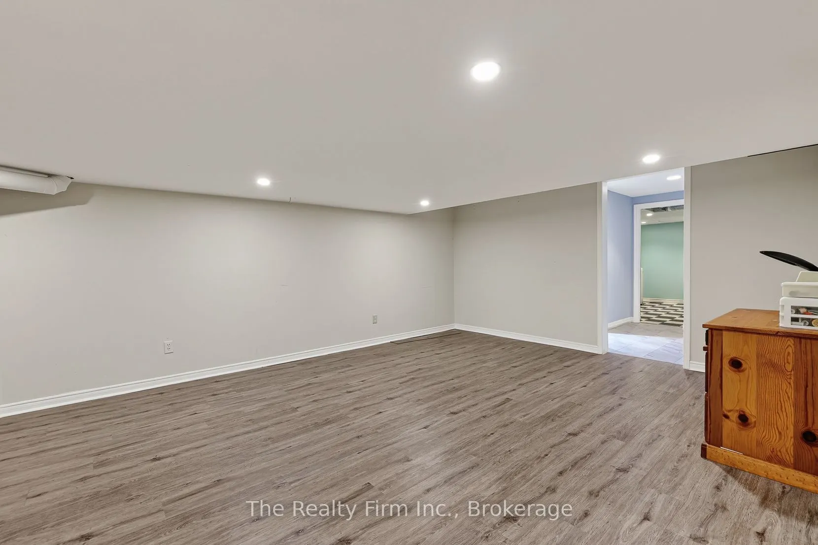 19 Wellington Street W