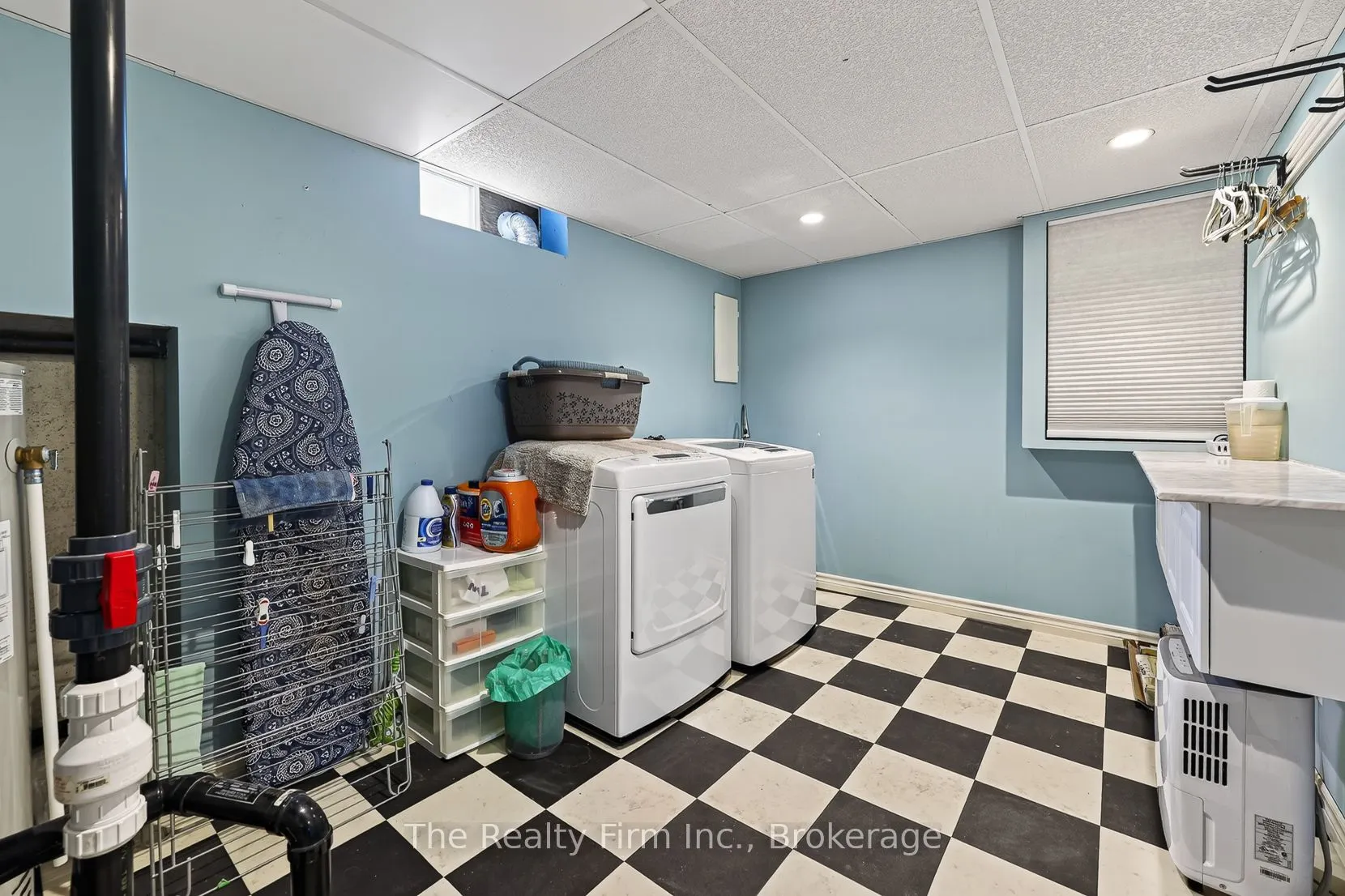 19 Wellington Street W
