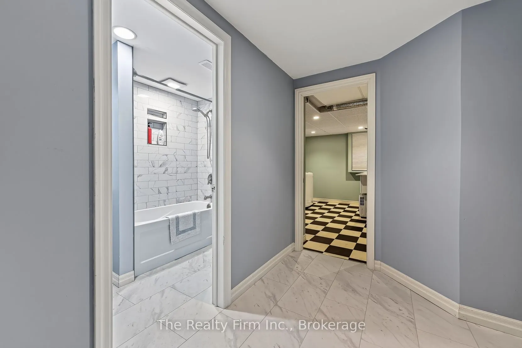19 Wellington Street W