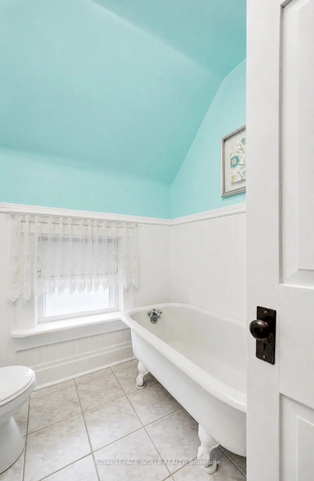 46 Ellen Street W