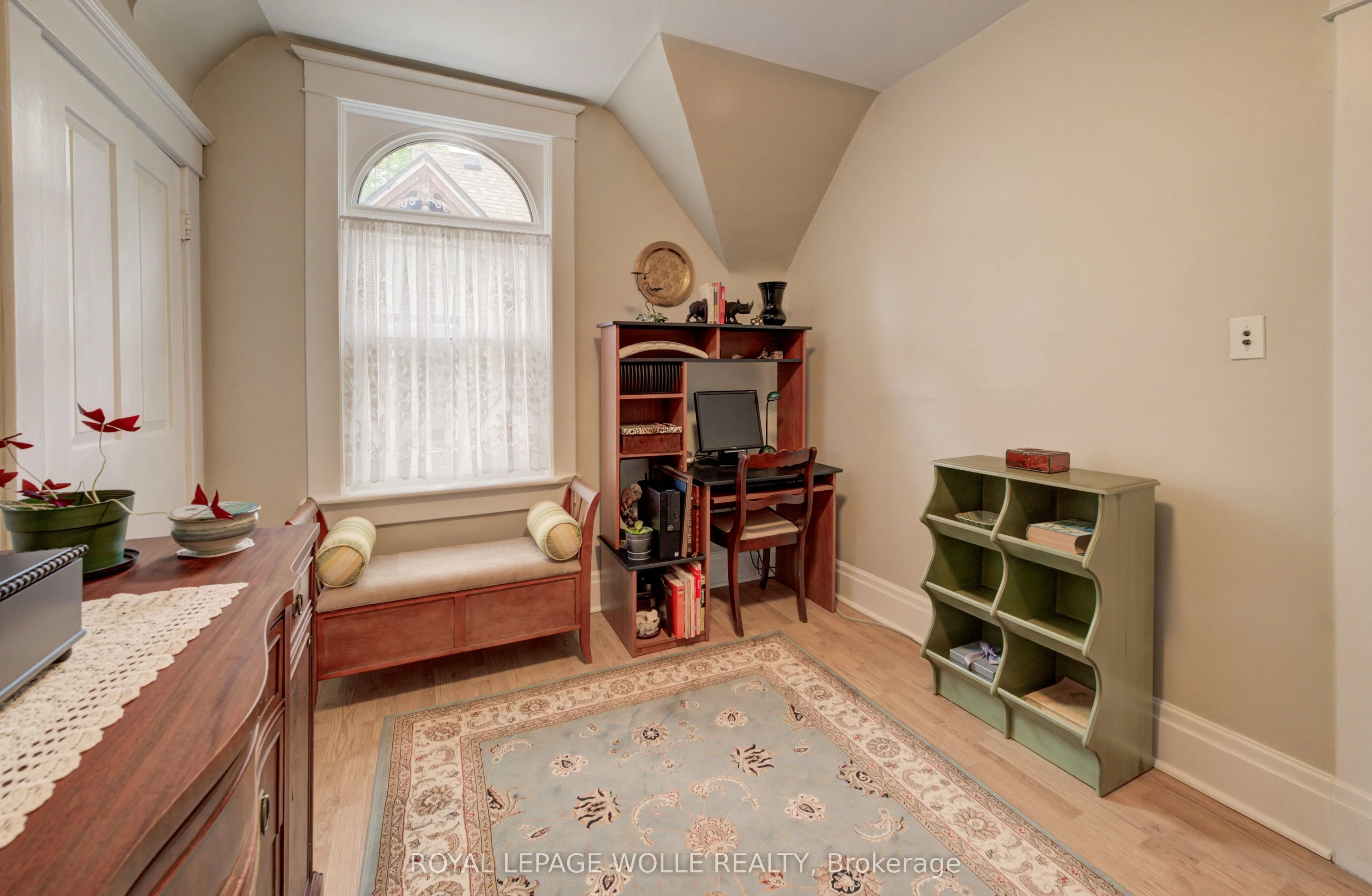 46 Ellen Street W