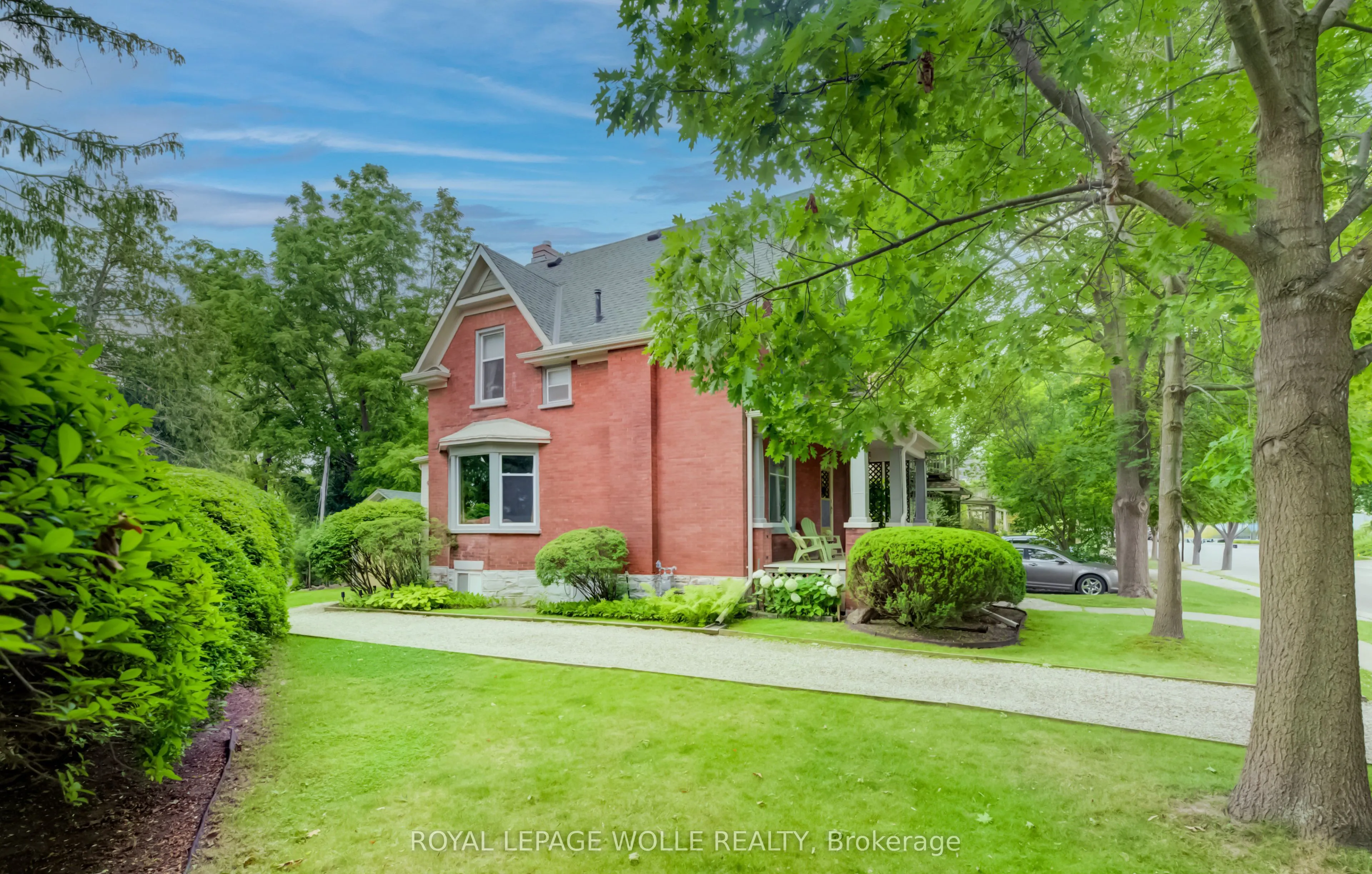 46 Ellen Street W