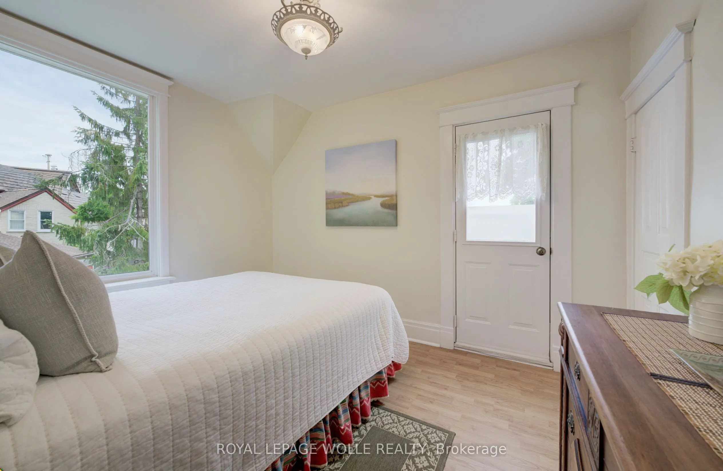 46 Ellen Street W