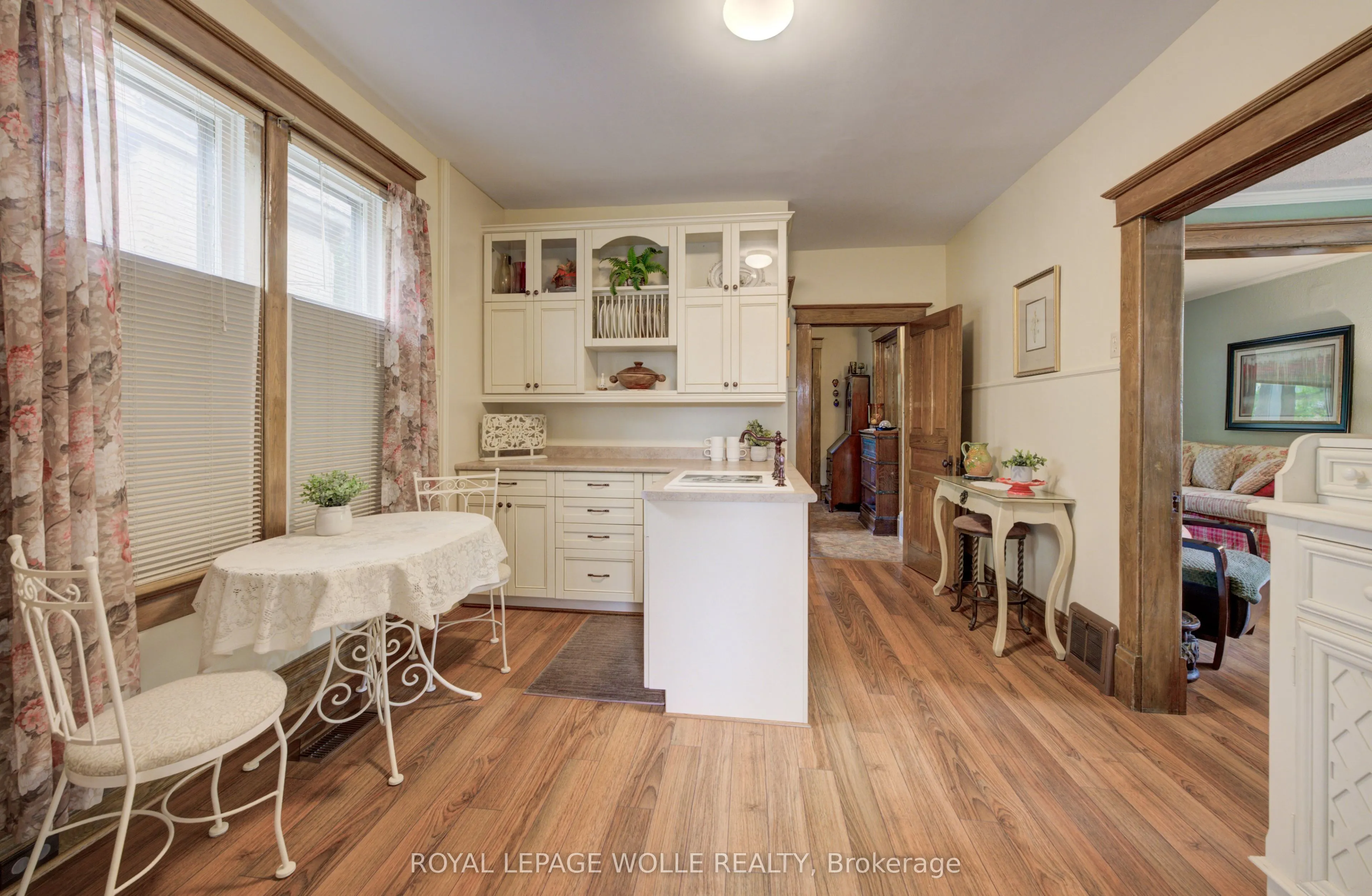 46 Ellen Street W