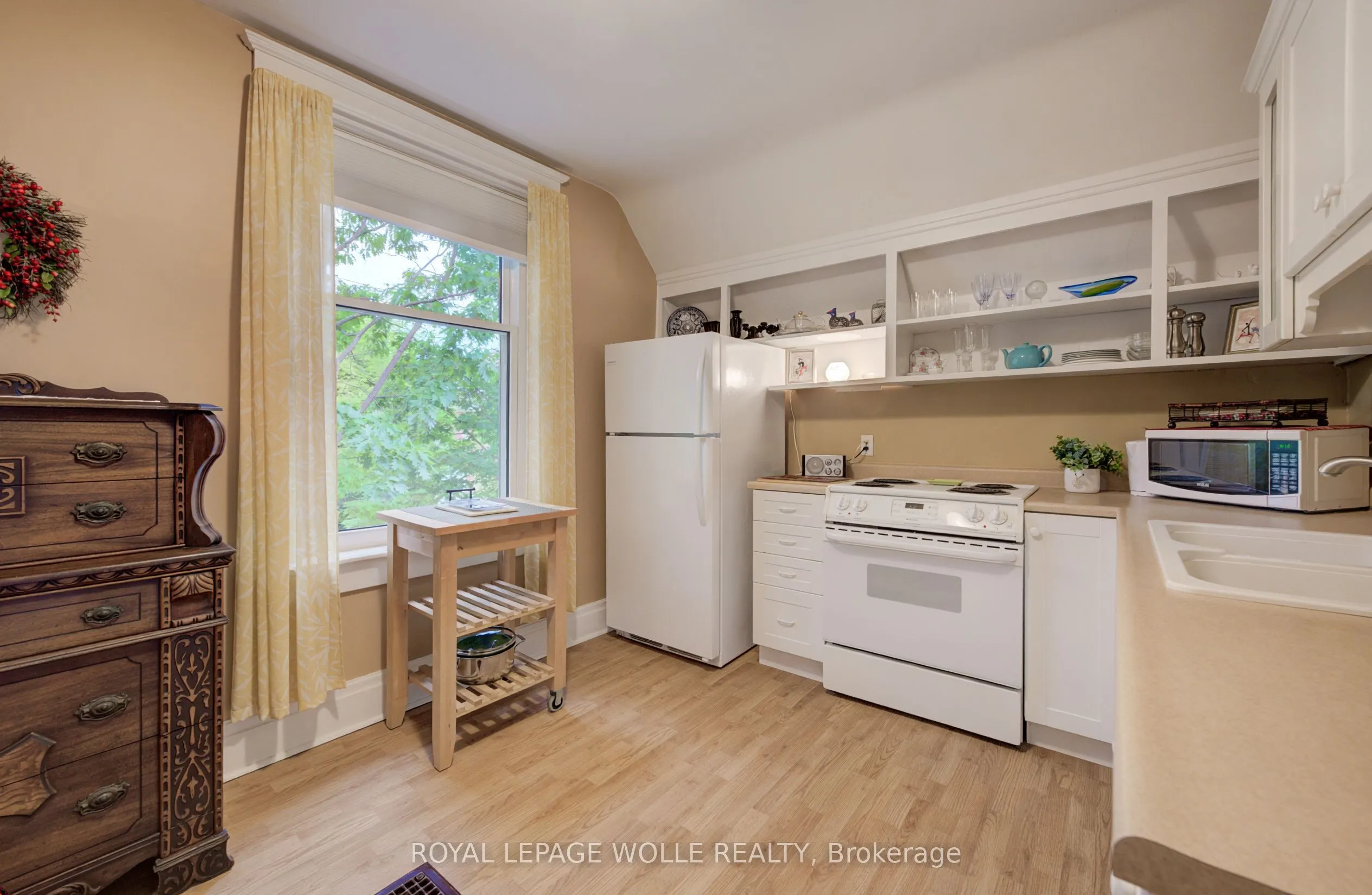 46 Ellen Street W