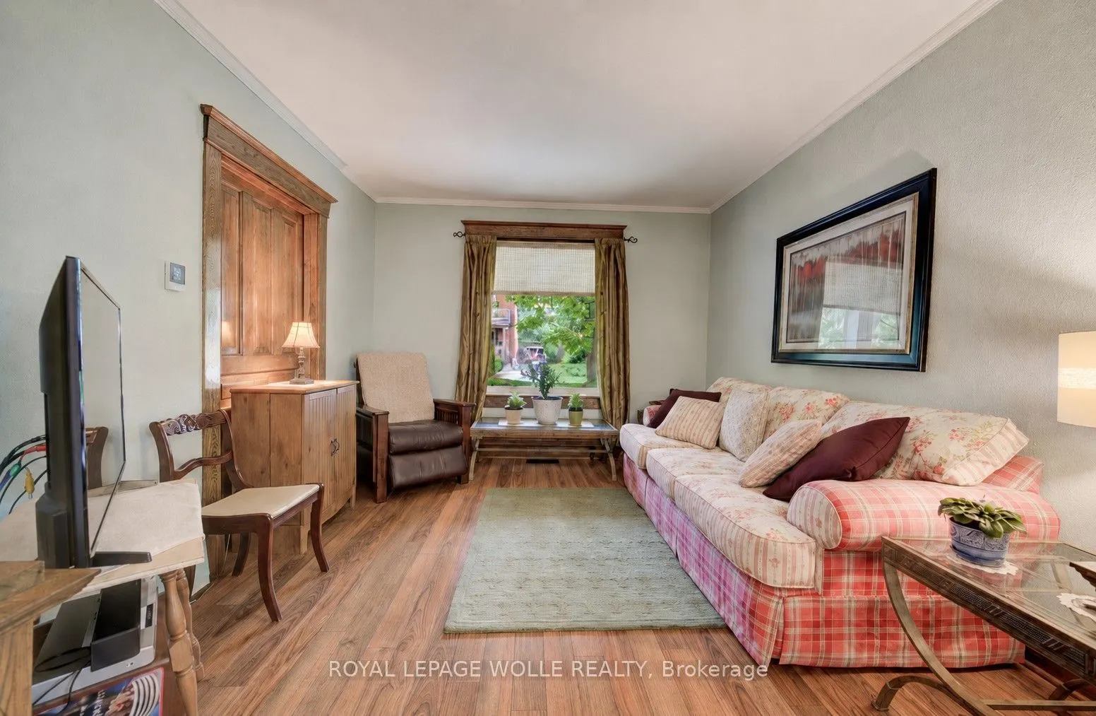 46 Ellen Street W