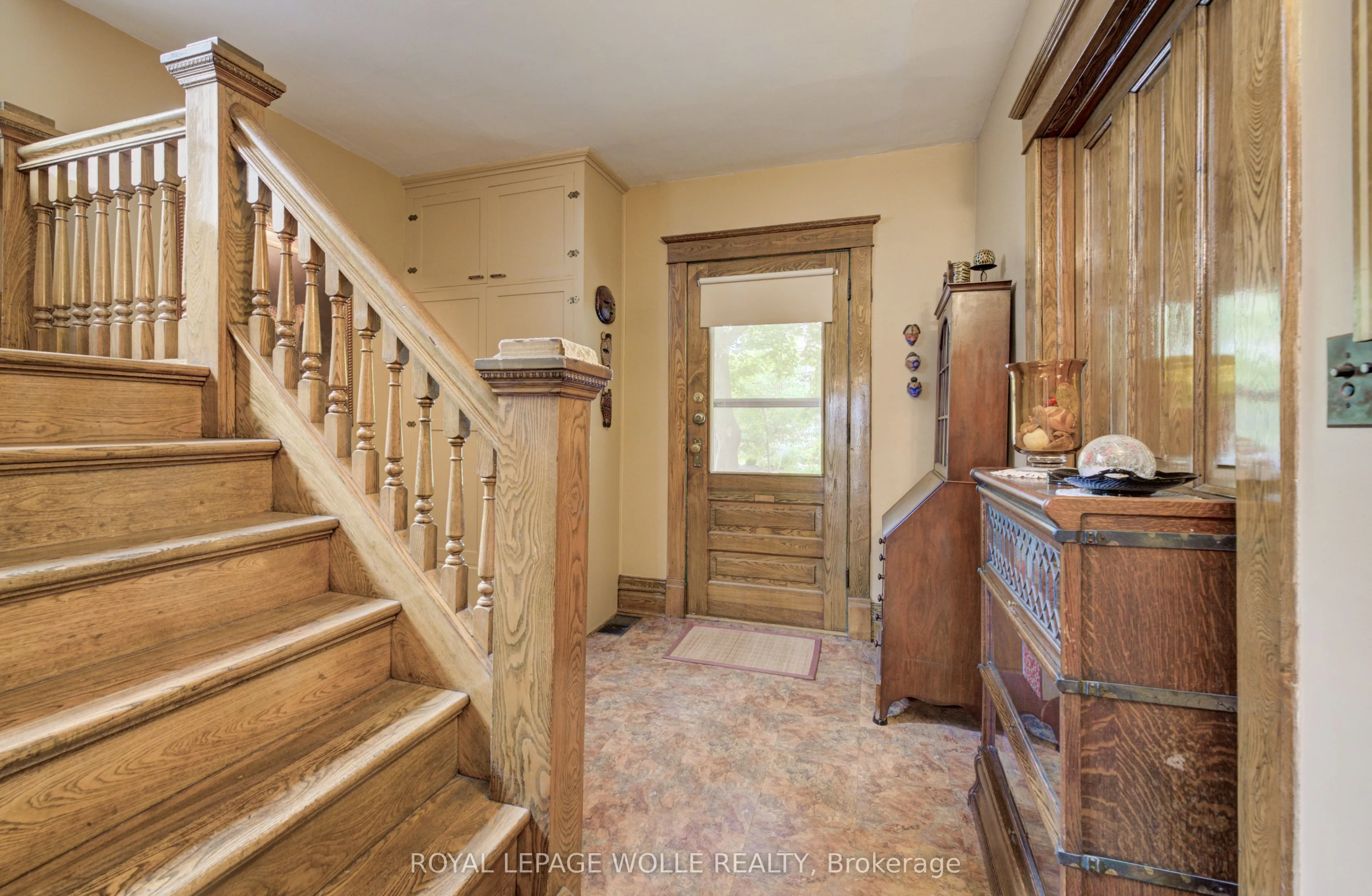 46 Ellen Street W
