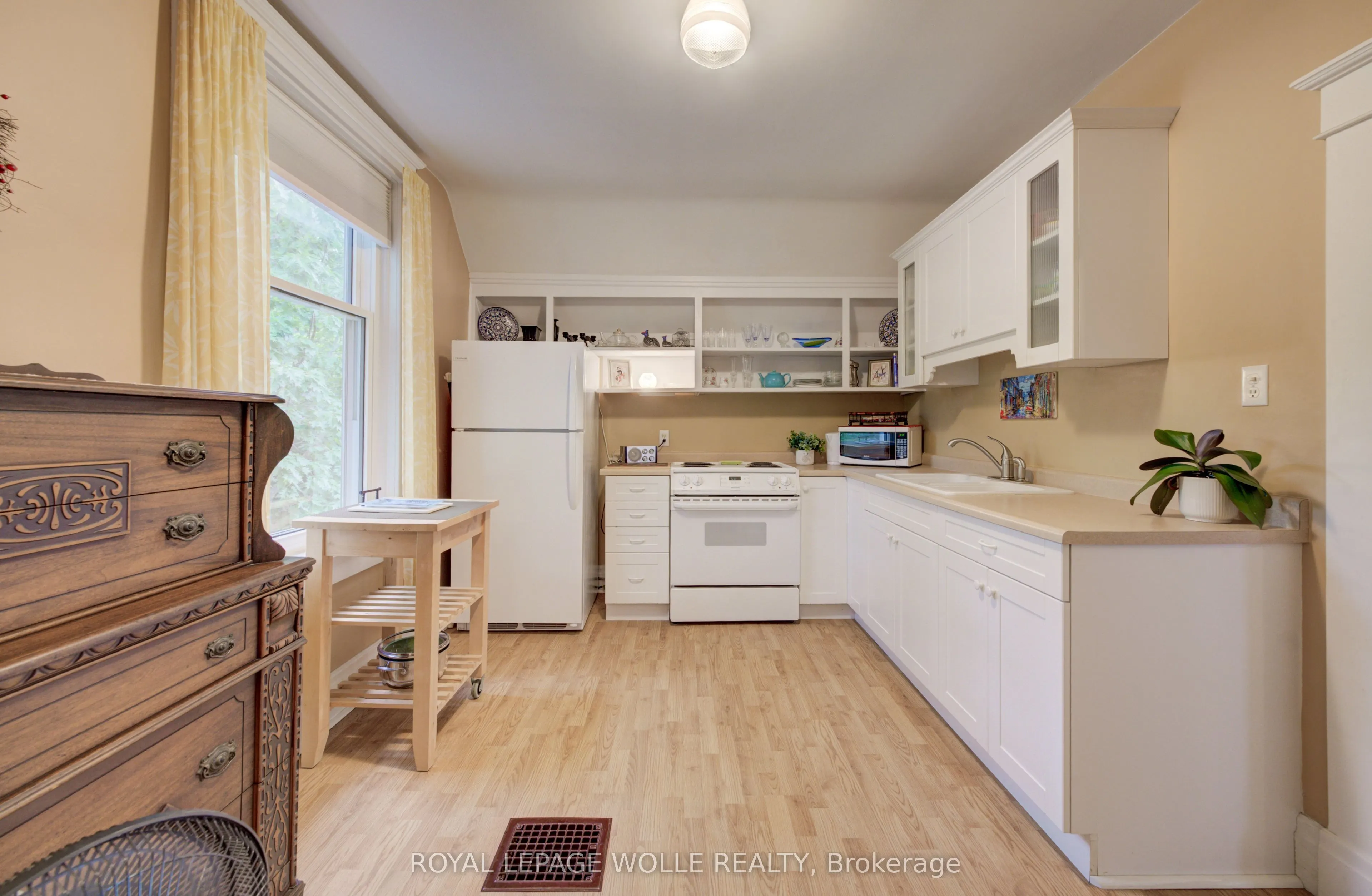 46 Ellen Street W