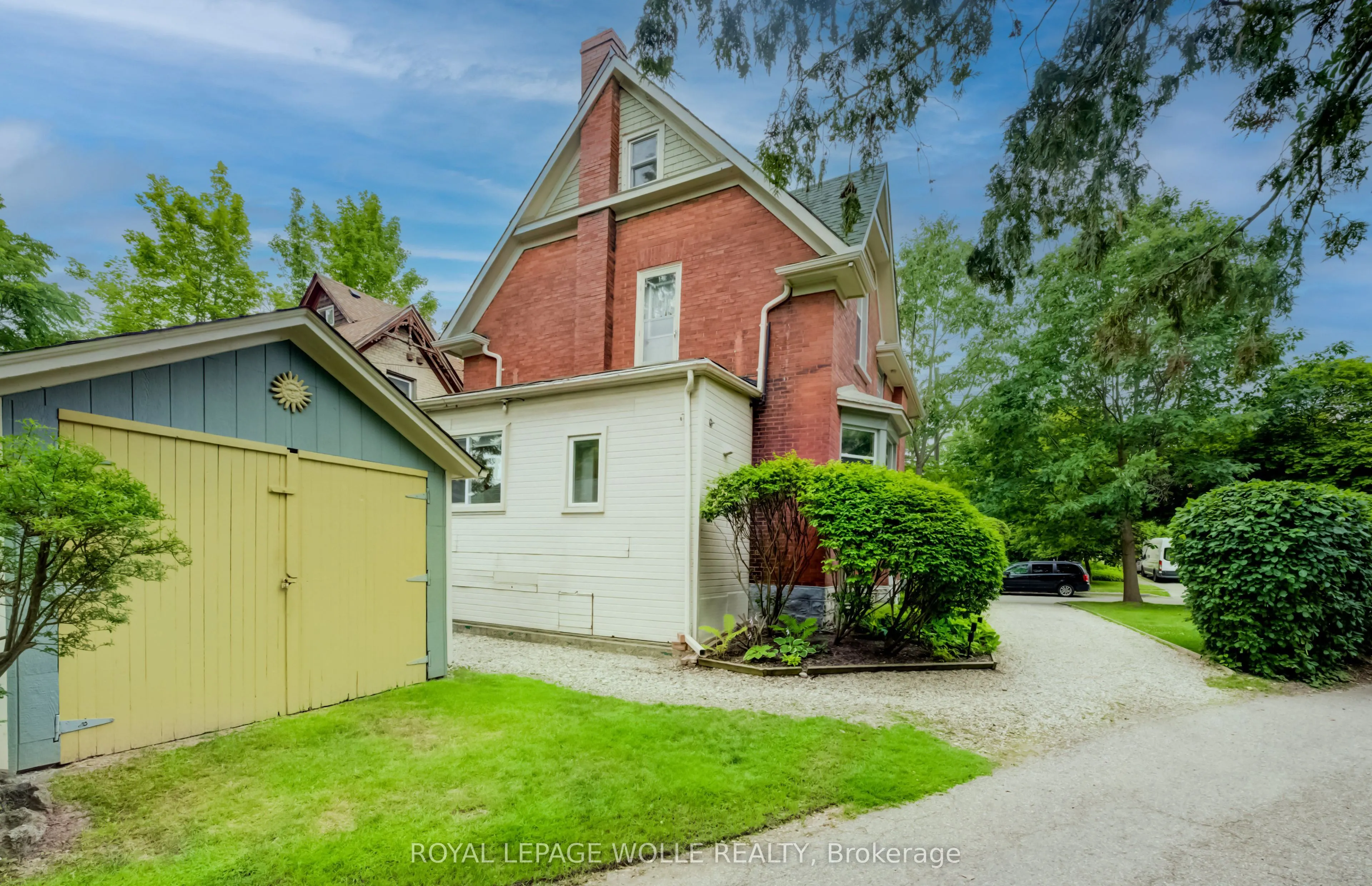 46 Ellen Street W