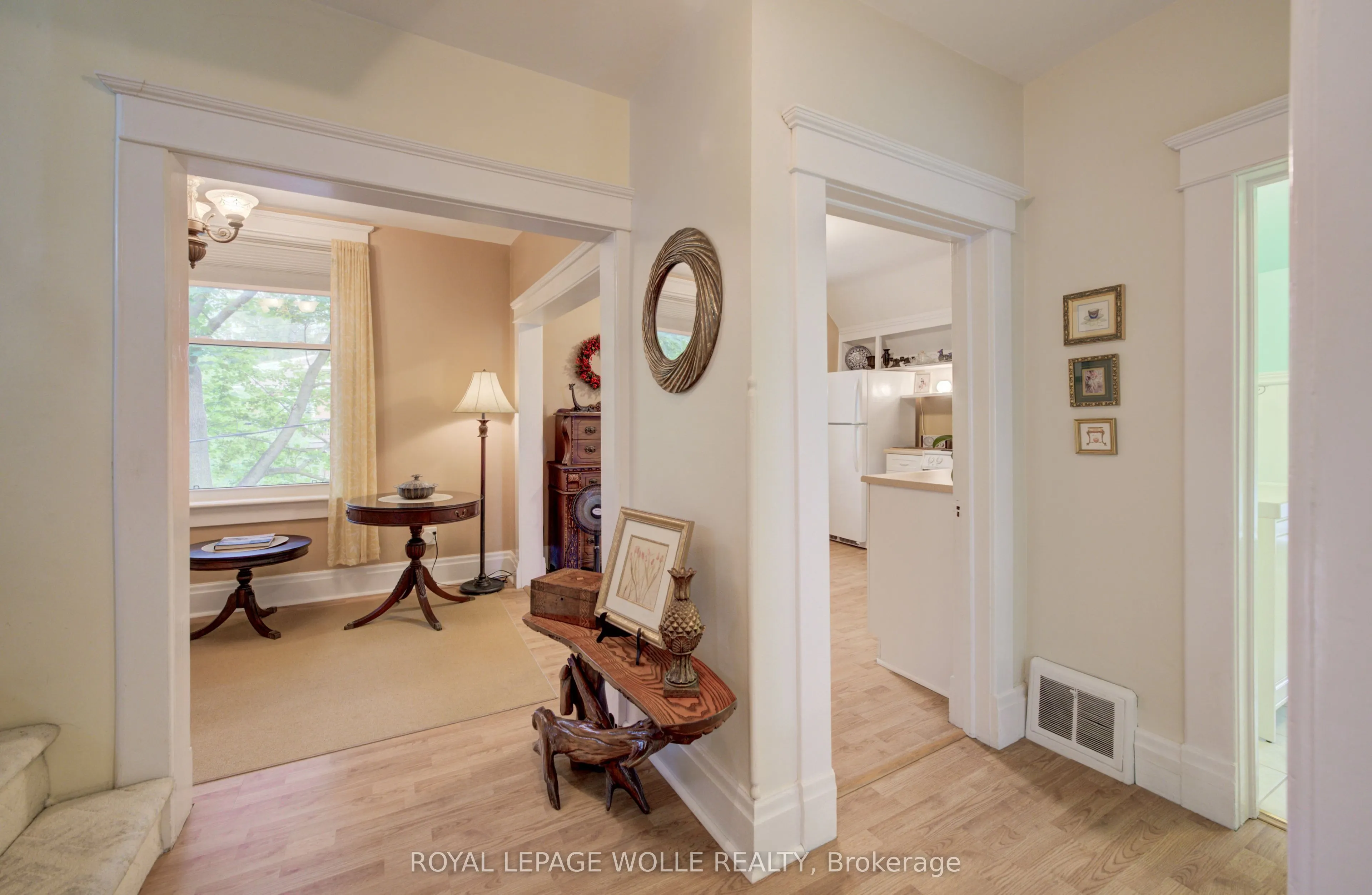 46 Ellen Street W