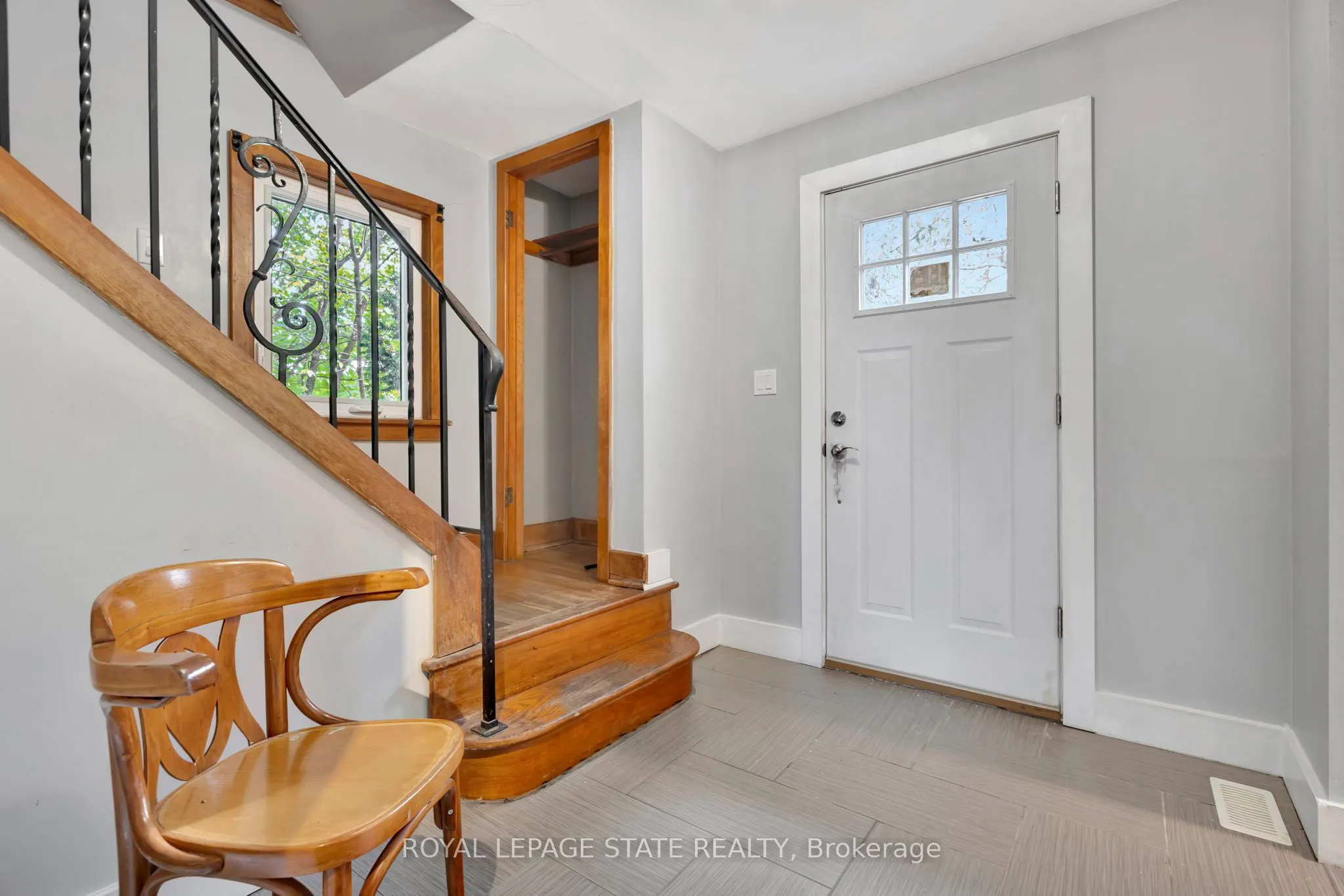 121 King Street E